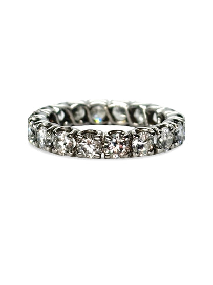 Découvrez notre alliance tour complet en or blanc, sertie de diamants totalisant 2,7 carats. Élégante et raffinée, cette bague éternité symbolise l’amour éternel avec brillance et sophistication. Parfaite pour un mariage ou un cadeau précieux, elle allie luxe, qualité et éclat exceptionnel pour sublimer chaque moment unique.