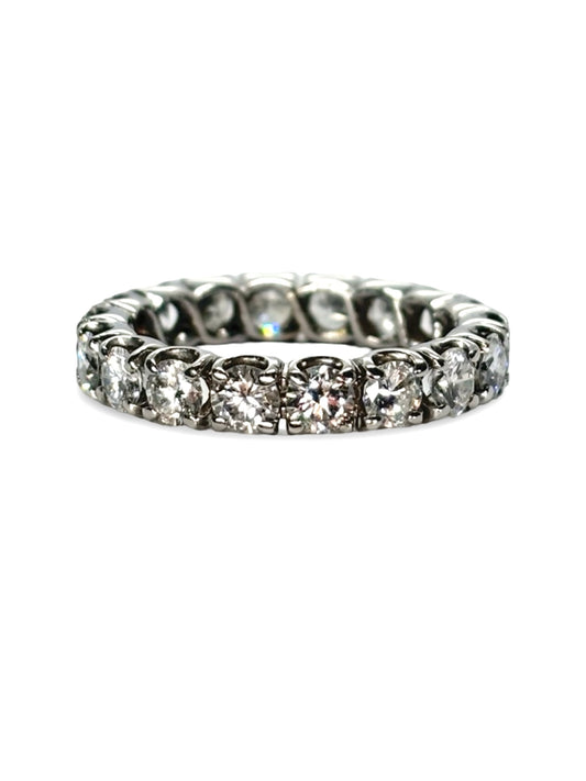 Découvrez notre alliance tour complet en or blanc, sertie de diamants totalisant 2,7 carats. Élégante et raffinée, cette bague éternité symbolise l’amour éternel avec brillance et sophistication. Parfaite pour un mariage ou un cadeau précieux, elle allie luxe, qualité et éclat exceptionnel pour sublimer chaque moment unique.