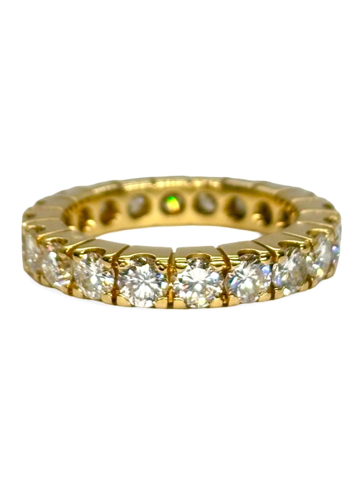 Alliance tour complet en or jaune 18 carats sertie de diamants pour un poids total de 2,40 carats. Ce bijou luxueux séduit par son éclat continu et la brillance intense de ses diamants. Idéale comme alliance ou bague de prestige, elle allie élégance, sophistication et style intemporel, offrant une touche précieuse et lumineuse au doigt pour chaque occasion.