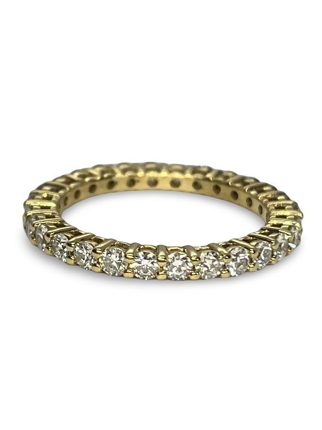 Alliance tour complet en or jaune 18 carats, entièrement sertie de diamants pour un éclat à 360°. Ce bijou intemporel de 1 carat allie élégance et raffinement, idéal pour célébrer l’amour éternel. Une bague précieuse, symbole d'engagement, fabriquée avec soin selon les codes de la haute joaillerie.