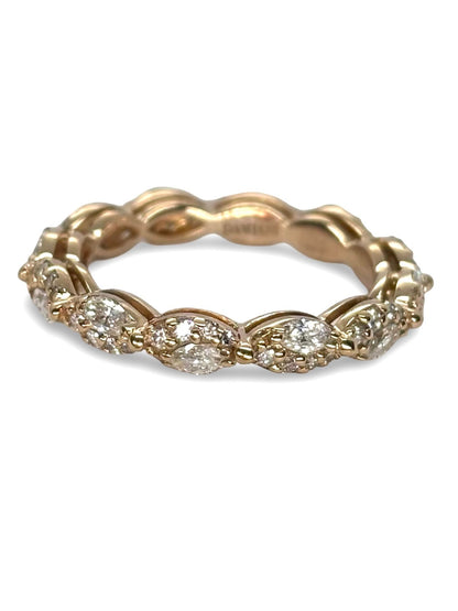 Luxueuse alliance tour complet en or rose 18 carats, sertie de diamants totalisant 1,24 carat. Cette création signée Damiani allie élégance et savoir-faire italien pour un bijou d’exception. Parfaite pour symboliser un engagement fort avec éclat et raffinement. Un design intemporel et précieux, incarnant la qualité et l’art joaillier de Damiani.
