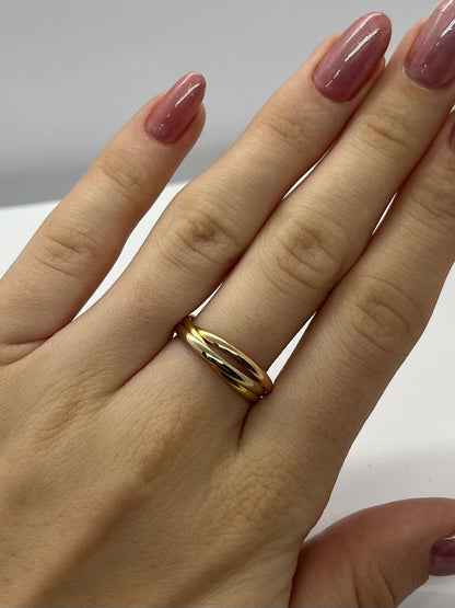 Optez pour l’élégance classique avec cette alliance en or jaune, or blanc et or rose 18K, un bijou raffiné qui symbolise l’union parfaite et l’harmonie. Son design tricolore apporte une touche de caractère et s’adapte à tous les styles. Idéale pour un mariage, un anniversaire ou pour compléter une collection de bijoux précieux.