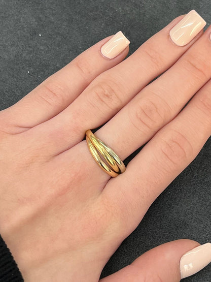 Découvrez notre élégante bague alliance trois ors 18K, une pièce unique alliant raffinement et modernité. Fabriquée en or 18 carats, cette bague combine trois teintes d’or pour un effet visuel spectaculaire. Parfaite pour un mariage ou une occasion spéciale, elle incarne l’union de la tradition et de l'originalité. Offrez-vous ce bijou intemporel qui saura sublimer votre main avec élégance et éclat.