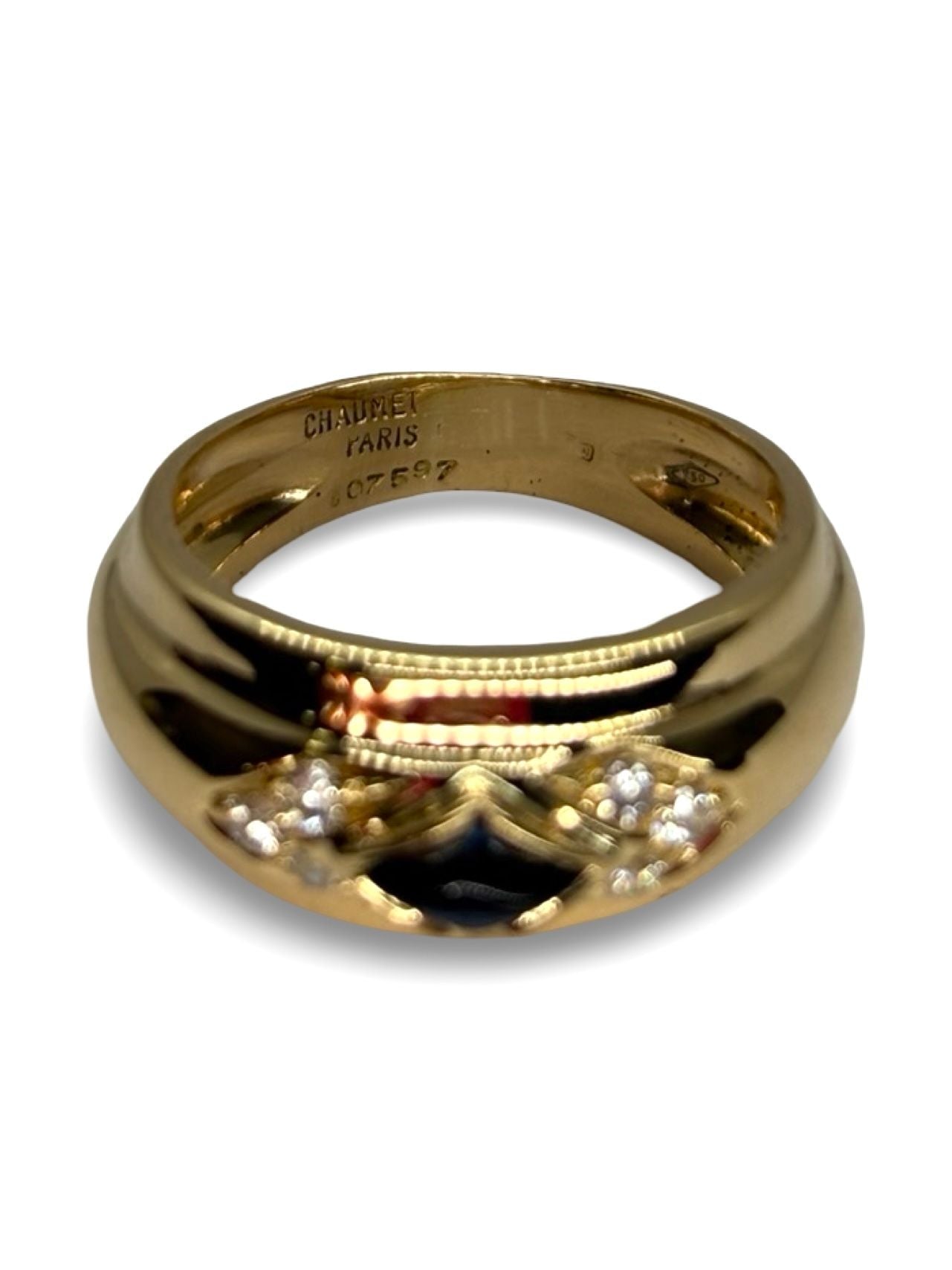 Raffinée et intemporelle, la bague Chaumet en or jaune met à l’honneur un superbe saphir cabochon, sublimé par l’éclat délicat de diamants 0,09 ct. Symbole d’élégance et de savoir-faire joaillier, ce bijou d’exception allie la profondeur du saphir à la brillance des diamants, pour une création luxueuse et unique.