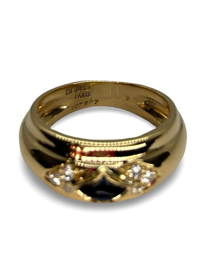 Raffinée et intemporelle, la bague Chaumet en or jaune met à l’honneur un superbe saphir cabochon, sublimé par l’éclat délicat de diamants 0,09 ct. Symbole d’élégance et de savoir-faire joaillier, ce bijou d’exception allie la profondeur du saphir à la brillance des diamants, pour une création luxueuse et unique.