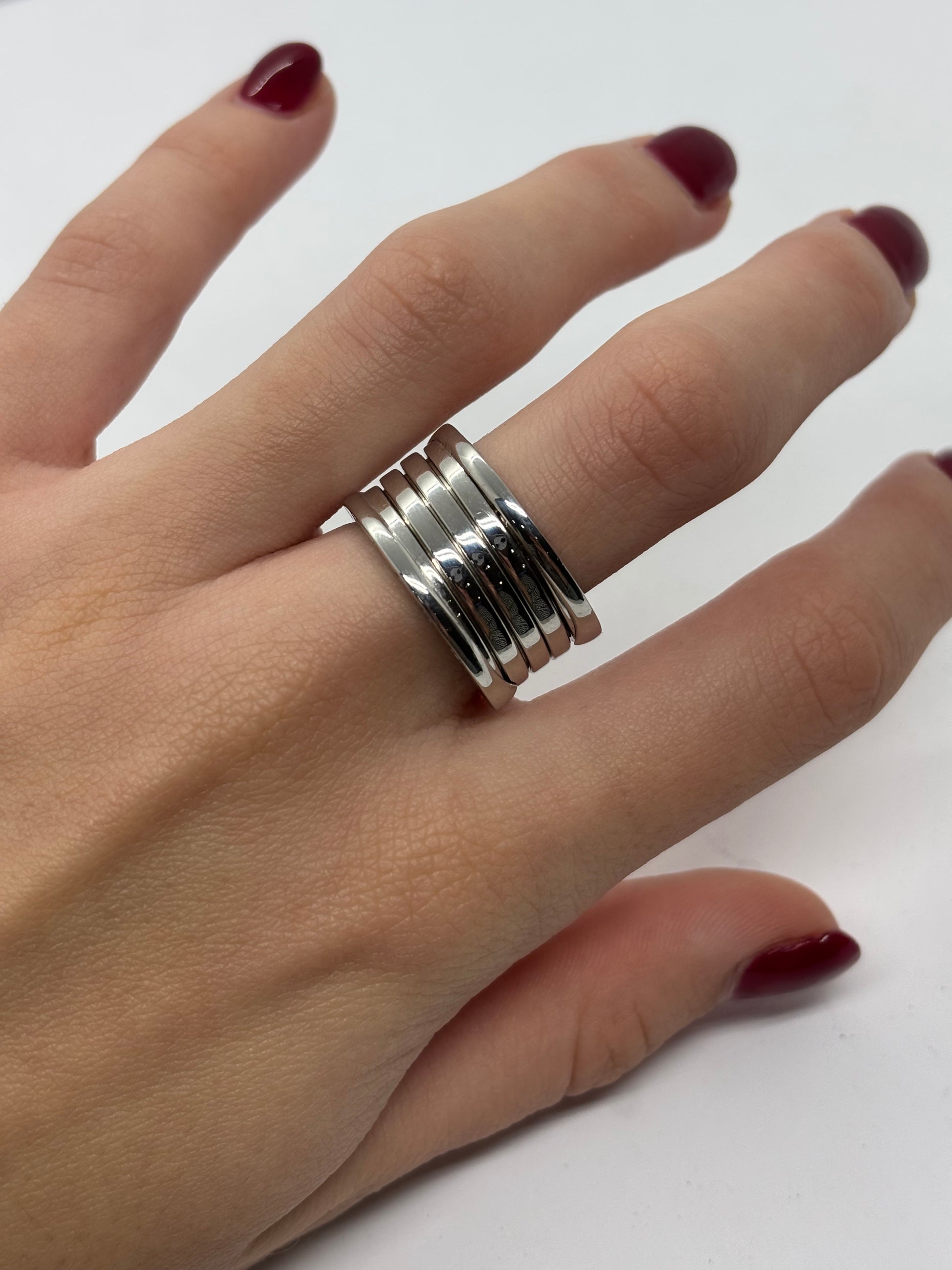 Élégante bague en or au design contemporain, caractérisée par des lignes architecturales et une allure sculpturale. Ce modèle grand format incarne l’audace et la modernité, parfait pour sublimer la main avec une touche de raffinement et d’originalité, symbole d’un style affirmé et intemporel.