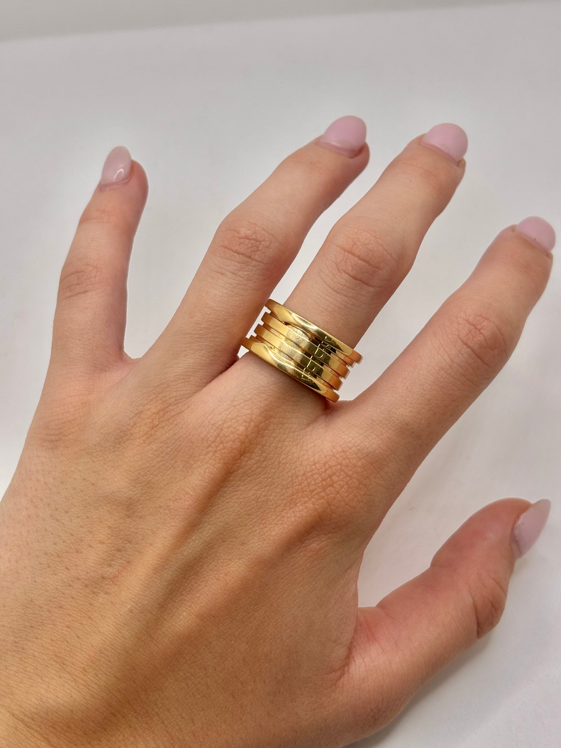 Découvrez la bague Bulgari B.zero1 en or jaune 18 carats, une création emblématique de la Maison Bulgari inspirée du Colisée de Rome. Cette bague B.zero1 en or jaune 750/1000 séduit par son design spiralé iconique, son élégance intemporelle et sa finition raffinée. L'anneau Bulgari B.zero1 or jaune 18K s'accorde aussi bien avec un style quotidien qu'une tenue habillée. Un bijou de luxe recherché pour son prestige, son authenticité et son savoir-faire italien.
