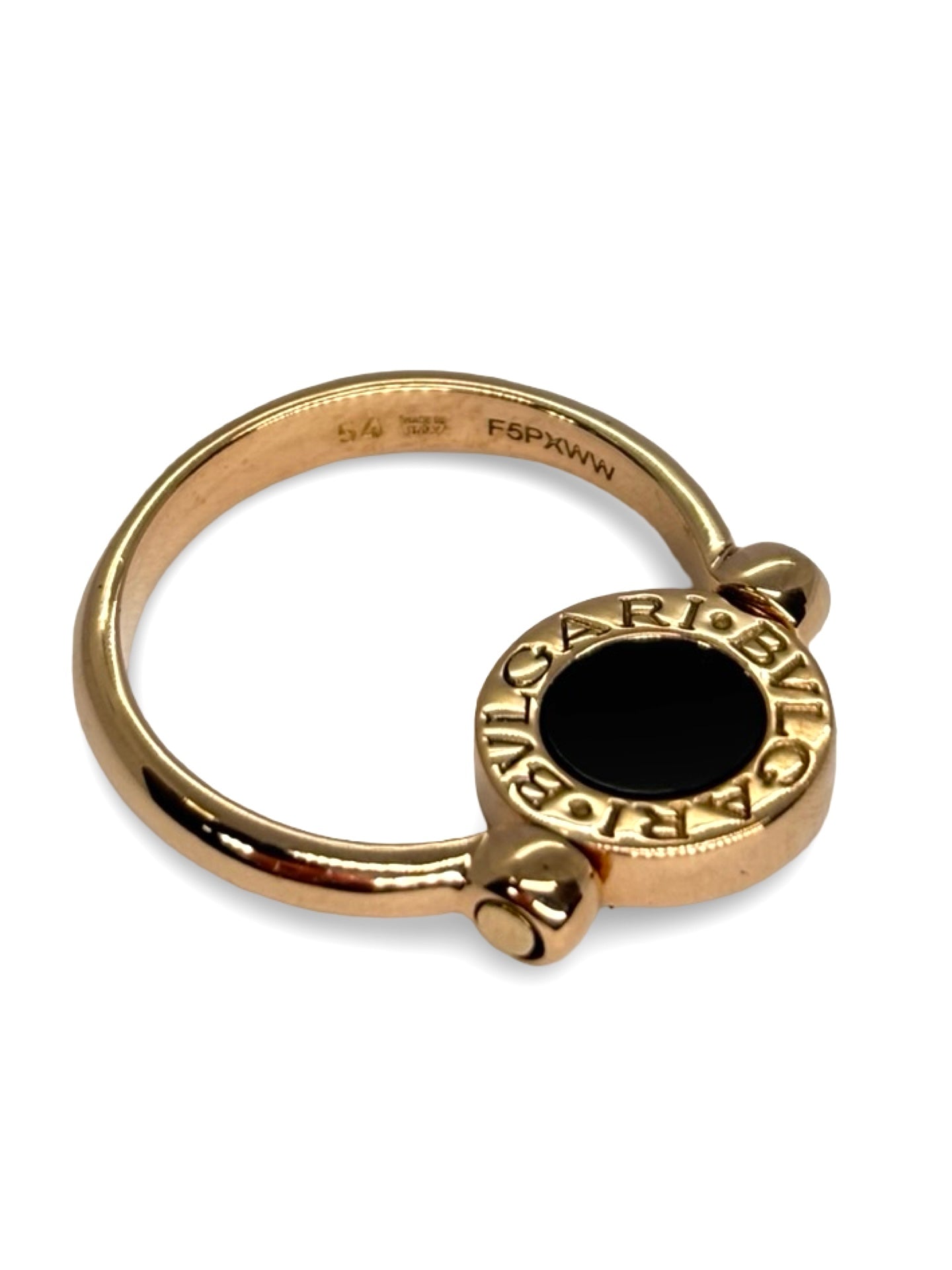 Découvrez l’élégance unique de la bague Bulgari réversible en or rose, combinant l’intensité de l’onyx et la douceur de la nacre. Son design double face offre deux styles en un, alliant raffinement et modernité. Ce bijou de luxe signé Bulgari incarne le savoir-faire joaillier italien et sublime toutes vos tenues avec élégance et originalité.