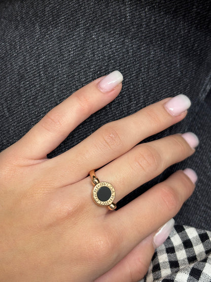 Découvrez l’élégance unique de la bague Bulgari réversible en or rose, combinant l’intensité de l’onyx et la douceur de la nacre. Son design double face offre deux styles en un, alliant raffinement et modernité. Ce bijou de luxe signé Bulgari incarne le savoir-faire joaillier italien et sublime toutes vos tenues avec élégance et originalité.