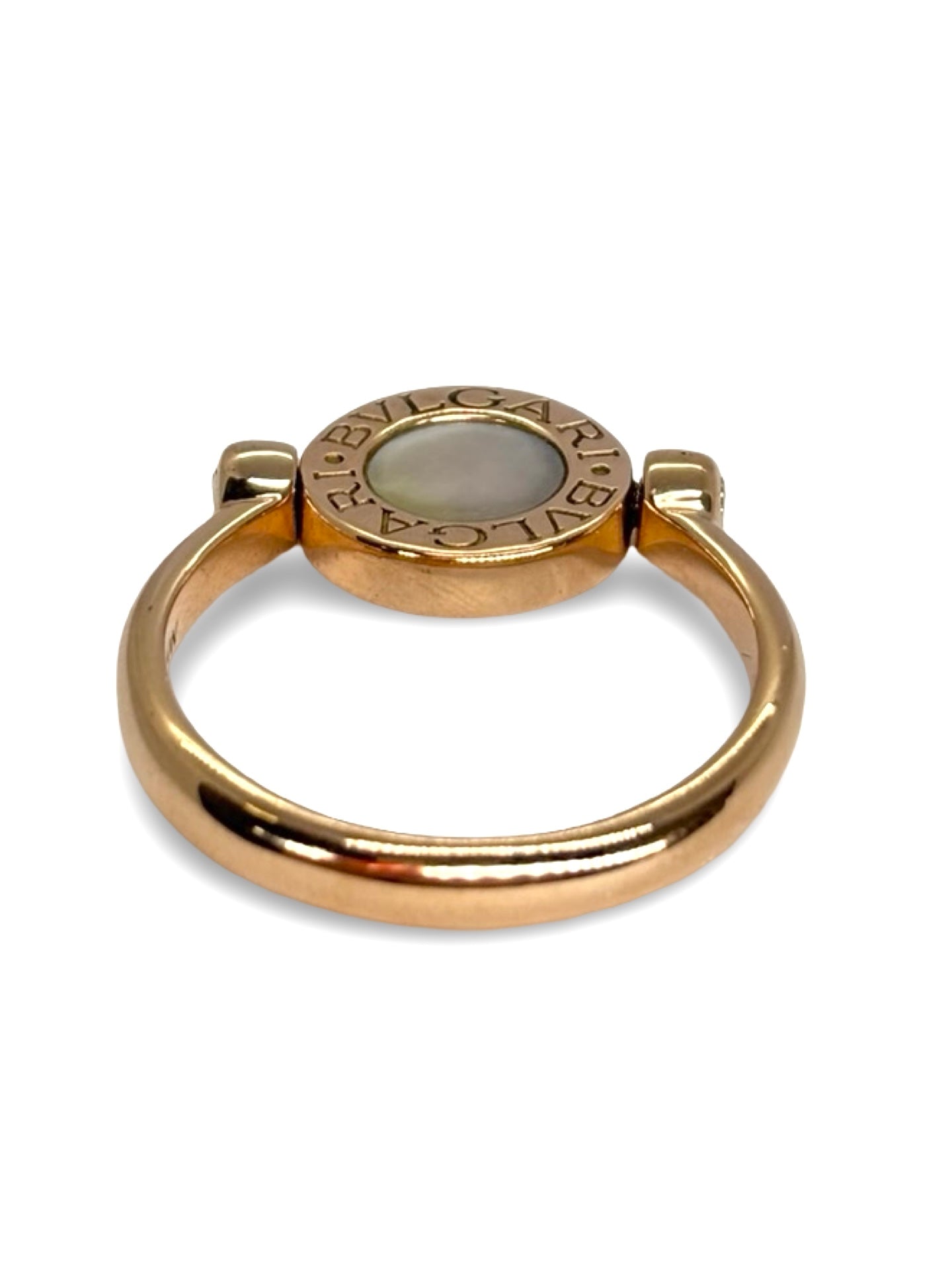 Découvrez l’élégance unique de la bague Bulgari réversible en or rose, combinant l’intensité de l’onyx et la douceur de la nacre. Son design double face offre deux styles en un, alliant raffinement et modernité. Ce bijou de luxe signé Bulgari incarne le savoir-faire joaillier italien et sublime toutes vos tenues avec élégance et originalité.