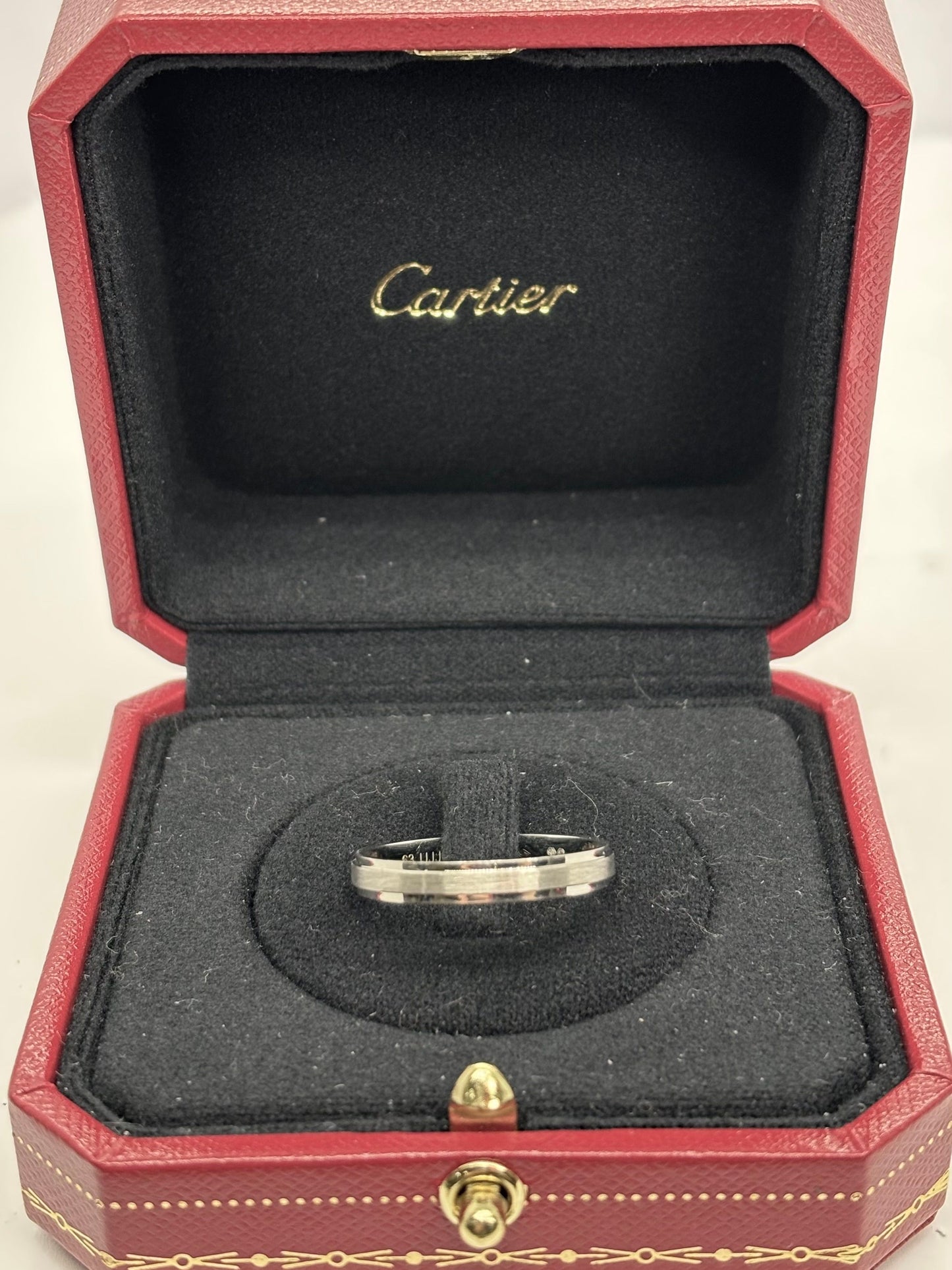 Alliance D’Amour en platine, symbole d’élégance et de pureté. Son design épuré met en valeur la brillance intemporelle du platine, métal précieux reconnu pour sa résistance et son éclat durable. Une bague raffinée, parfaite pour sceller un engagement ou célébrer un amour éternel.