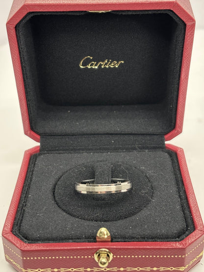 Alliance D’Amour en platine, symbole d’élégance et de pureté. Son design épuré met en valeur la brillance intemporelle du platine, métal précieux reconnu pour sa résistance et son éclat durable. Une bague raffinée, parfaite pour sceller un engagement ou célébrer un amour éternel.