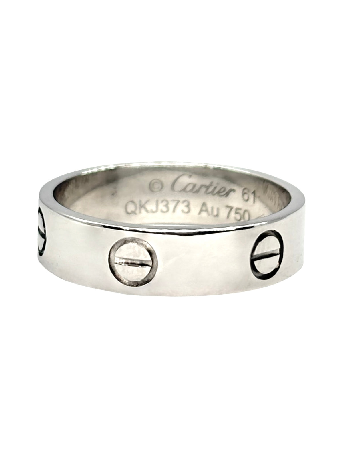 Bague Cartier Love modèle classique en or blanc 18K (750 millièmes). Cette bague iconique de la maison Cartier se distingue par son design intemporel et ses lignes épurées. Comme neuve, elle est accompagnée de son écrin d’origine ainsi que de sa facture d’achat. Avec un poids de 6,8 g et un tour de doigt de 61, cette bague en or blanc Cartier Love constitue un bijou élégant et raffiné, idéal pour les amateurs de joaillerie de luxe.
