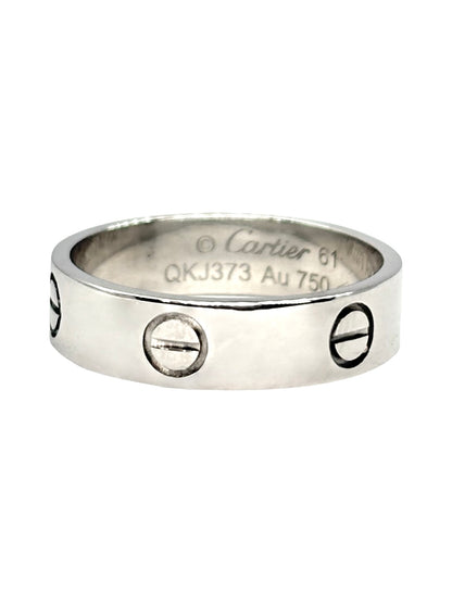 Bague Cartier Love modèle classique en or blanc 18K (750 millièmes). Cette bague iconique de la maison Cartier se distingue par son design intemporel et ses lignes épurées. Comme neuve, elle est accompagnée de son écrin d’origine ainsi que de sa facture d’achat. Avec un poids de 6,8 g et un tour de doigt de 61, cette bague en or blanc Cartier Love constitue un bijou élégant et raffiné, idéal pour les amateurs de joaillerie de luxe.
