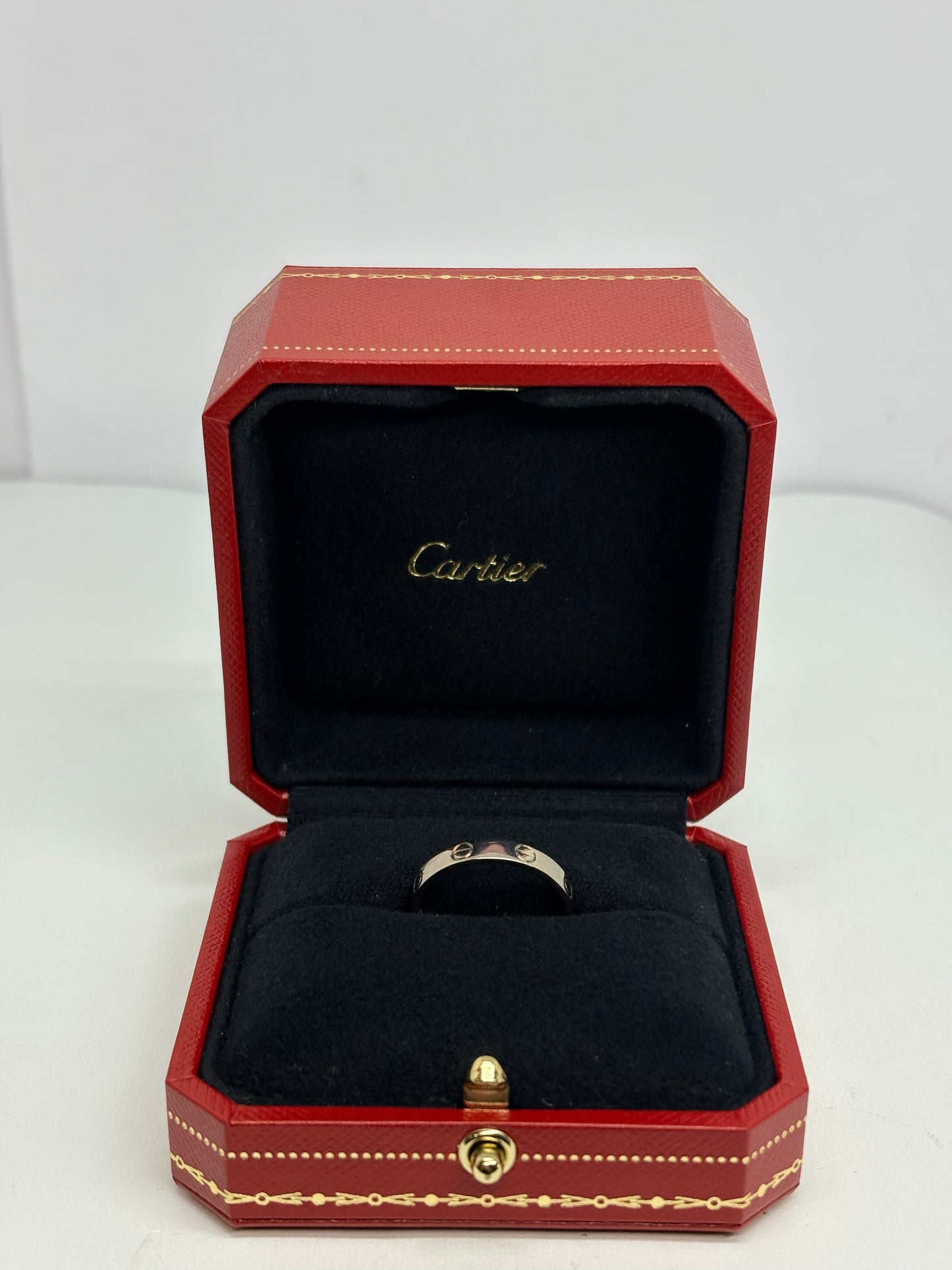 Bague Cartier Love petit modèle en or blanc 18K, un bijou iconique de la maison Cartier reconnaissable à son design intemporel inspiré d’un bracelet vissé. Cette bague en or blanc 18 carats séduit par ses lignes élégantes et raffinées. Le petit modèle offre une silhouette délicate, idéale portée seule ou associée à d’autres bagues. Une pièce emblématique de joaillerie, parfaite pour un style chic et contemporain.