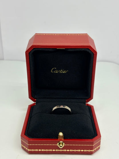 Bague Cartier Love petit modèle en or blanc 18K, un bijou iconique de la maison Cartier reconnaissable à son design intemporel inspiré d’un bracelet vissé. Cette bague en or blanc 18 carats séduit par ses lignes élégantes et raffinées. Le petit modèle offre une silhouette délicate, idéale portée seule ou associée à d’autres bagues. Une pièce emblématique de joaillerie, parfaite pour un style chic et contemporain.