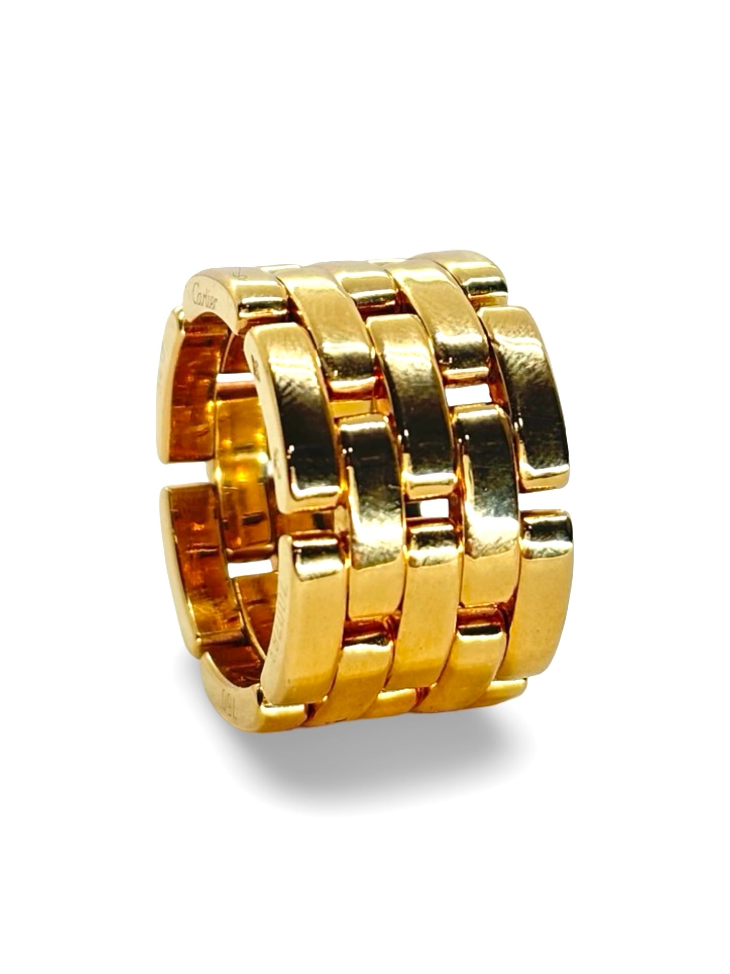 Bague Cartier Maillon Panthère en or jaune 18 carats, inspirée de l’emblématique motif panthère de la maison de joaillerie. Son design sculptural à maillons entrelacés offre une allure à la fois moderne et intemporelle. Réalisée en or jaune 18K, cette bague se distingue par ses volumes harmonieux, son éclat chaleureux et ses finitions soignées. Élégante et raffinée, elle constitue un bijou de caractère idéal pour enrichir une collection de joaillerie de prestige.
