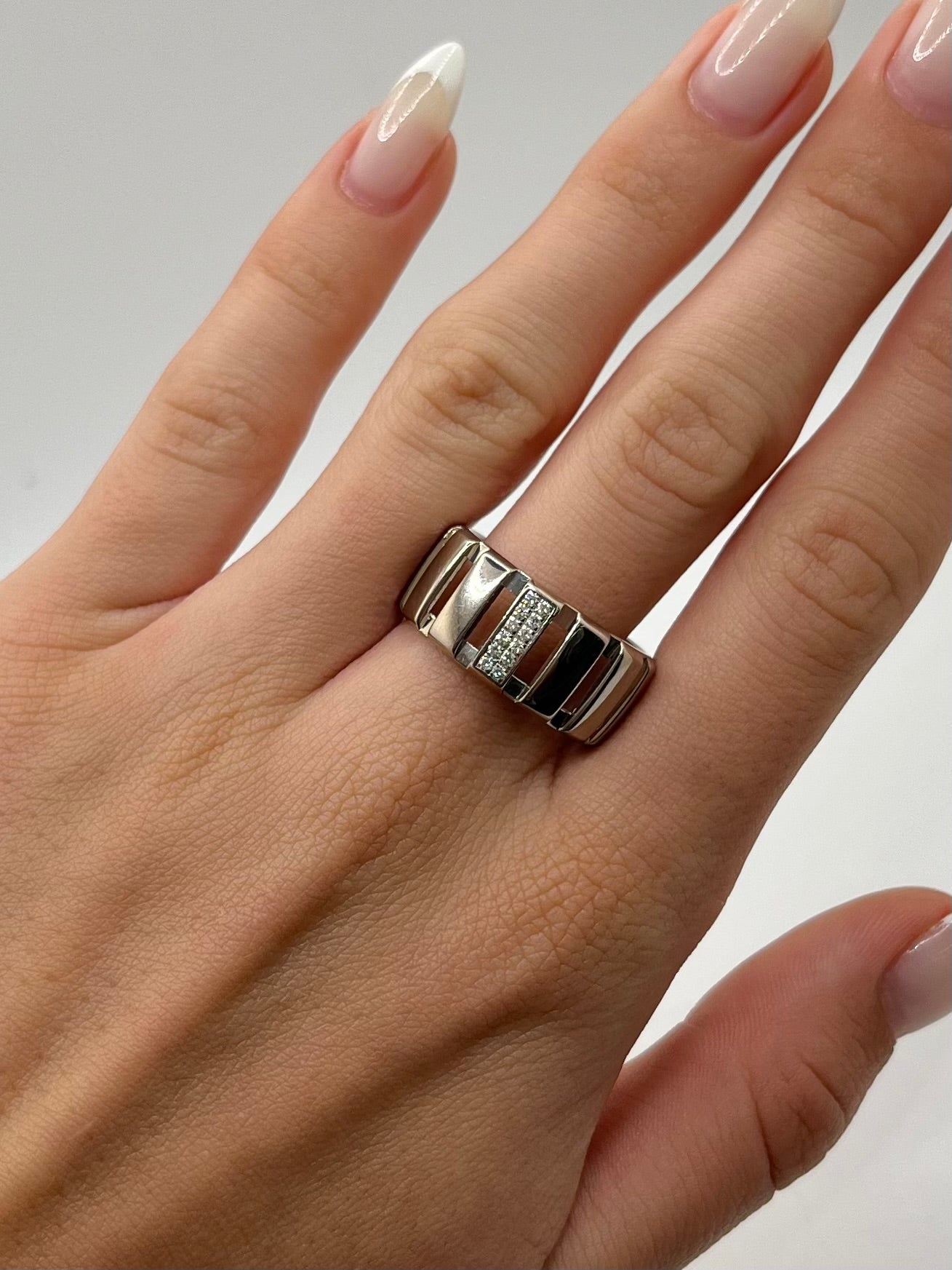 Découvrez la bague Chaumet Class One en or blanc, sublimée par des diamants éclatants. Ce bijou d’exception allie élégance contemporaine et savoir-faire joaillier. Parfaite pour une occasion spéciale ou pour sublimer votre quotidien, elle incarne le raffinement intemporel de la Maison Chaumet.