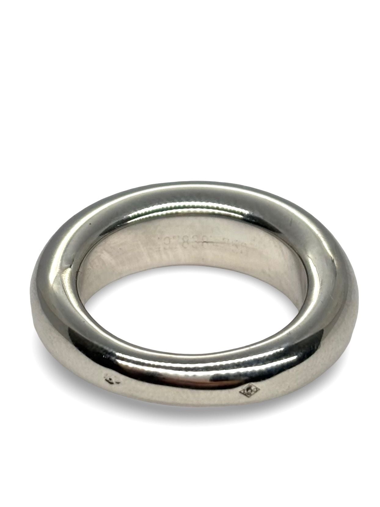 Bague jonc signée Chaumet, en or blanc 18 carats, sublimée par un saphir vert au ton raffiné. Cette création épurée incarne l’élégance contemporaine de la maison, alliant pureté des lignes et éclat précieux de la pierre. Son design minimaliste met en valeur la rareté du saphir vert, pour un bijou à la fois discret et sophistiqué, parfait pour accompagner avec distinction les moments du quotidien comme les grandes occasions.