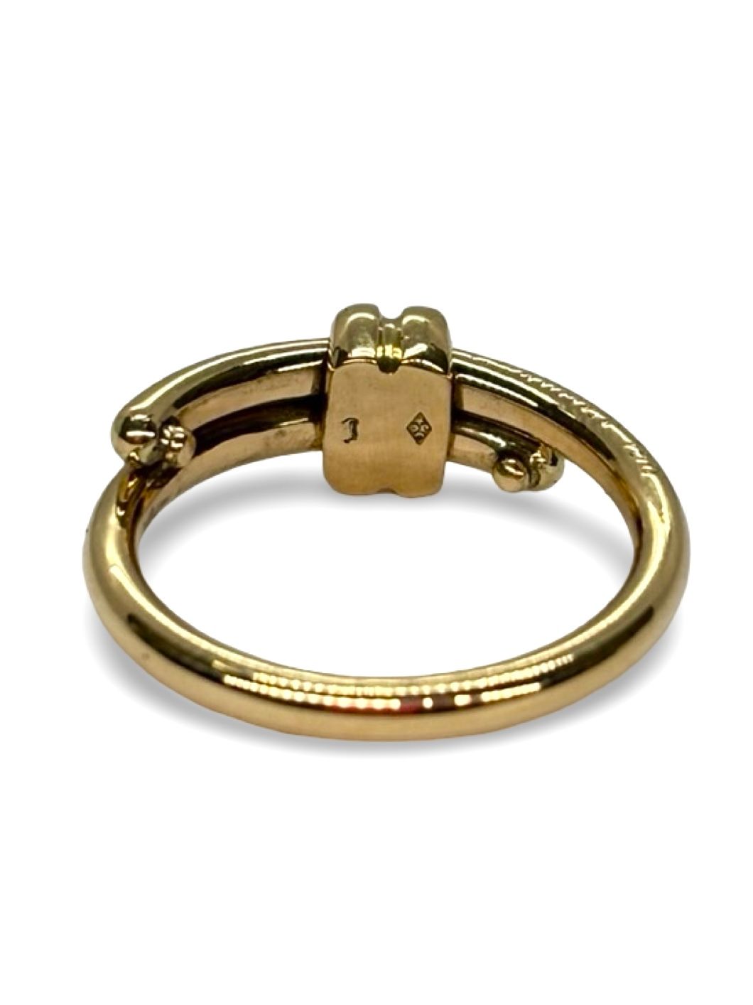 Élégante et intemporelle, la bague signée Chaumet en or jaune reflète tout le savoir-faire d’une grande Maison de joaillerie. Conçue avec soin et raffinement, elle incarne le luxe à la française. Ce bijou précieux, symbole d’élégance et de distinction, s’adresse aux amateurs de créations joaillières authentiques et exclusives.