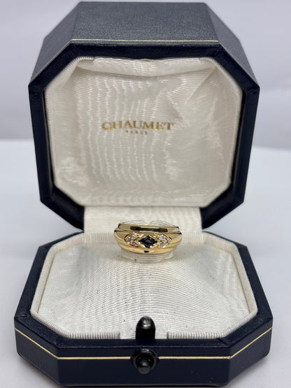 Raffinée et intemporelle, la bague Chaumet en or jaune met à l’honneur un superbe saphir cabochon, sublimé par l’éclat délicat de diamants 0,09 ct. Symbole d’élégance et de savoir-faire joaillier, ce bijou d’exception allie la profondeur du saphir à la brillance des diamants, pour une création luxueuse et unique.
