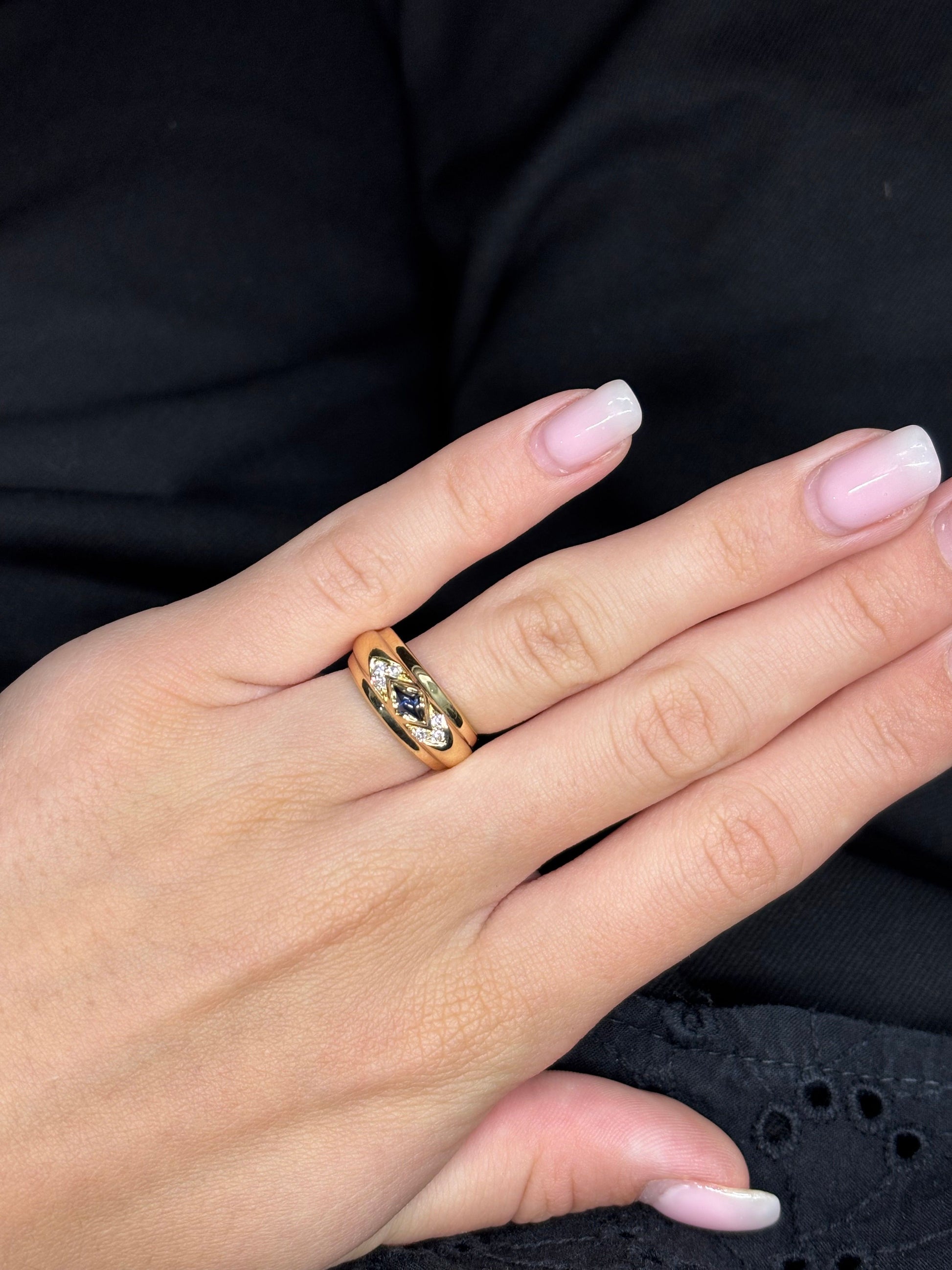 Raffinée et intemporelle, la bague Chaumet en or jaune met à l’honneur un superbe saphir cabochon, sublimé par l’éclat délicat de diamants 0,09 ct. Symbole d’élégance et de savoir-faire joaillier, ce bijou d’exception allie la profondeur du saphir à la brillance des diamants, pour une création luxueuse et unique.