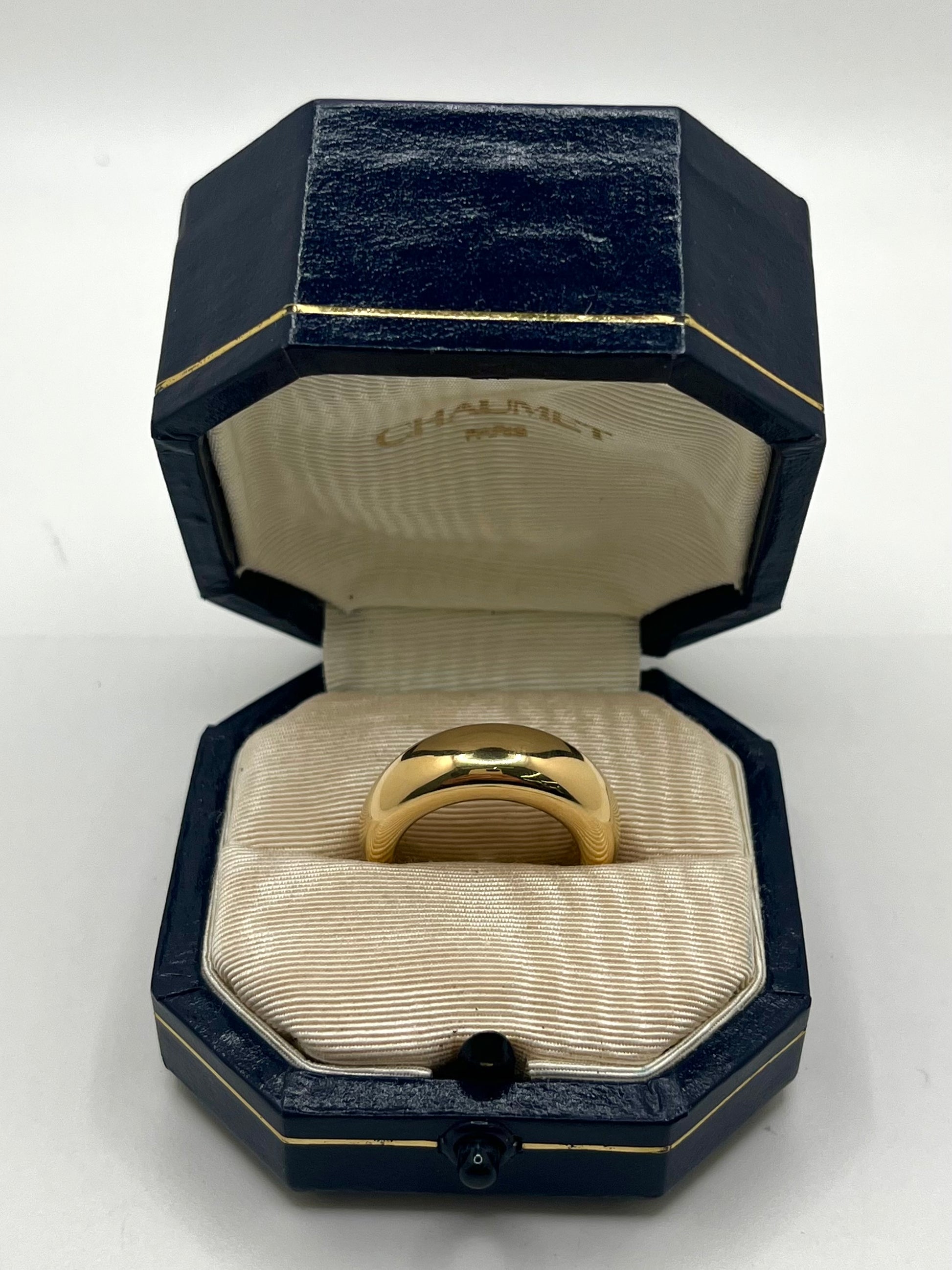 Élégante bague jonc Chaumet en or jaune 18K, symbole de raffinement et de savoir-faire joaillier. Ce bijou intemporel séduit par ses courbes épurées et son éclat chaleureux. Idéal pour sublimer une tenue ou marquer une occasion spéciale. Une pièce de collection signée Chaumet, en or 750/1000, alliant luxe et sobriété.

