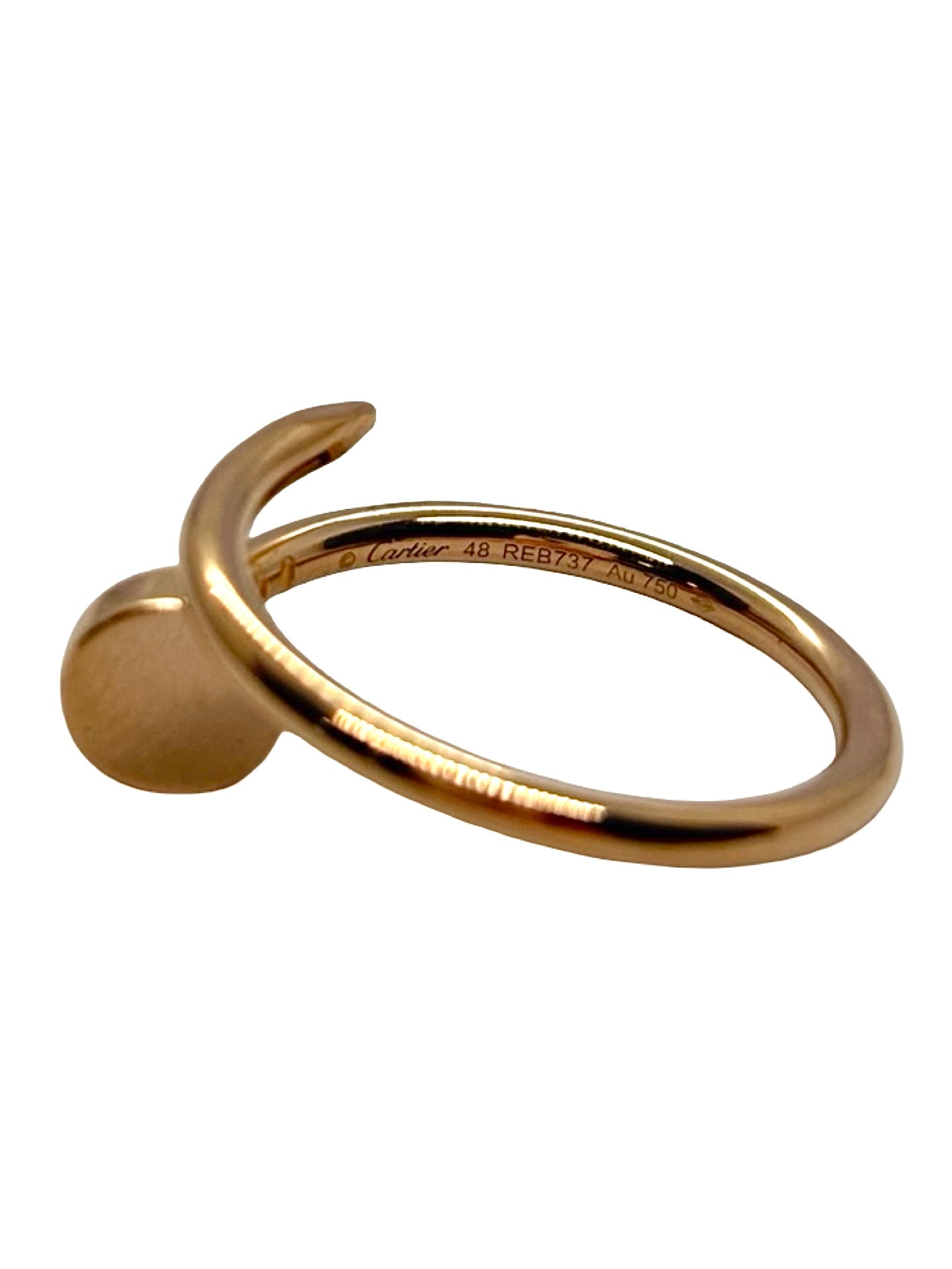 Bague Clou de Cartier en or rose 18 carats au design iconique et moderne. Ce bijou raffiné séduit par sa forme audacieuse et sa finition élégante, apportant une touche précieuse et contemporaine à la main. Idéale pour un style chic et sophistiqué, elle incarne le luxe discret et l’élégance intemporelle des créations Cartier.