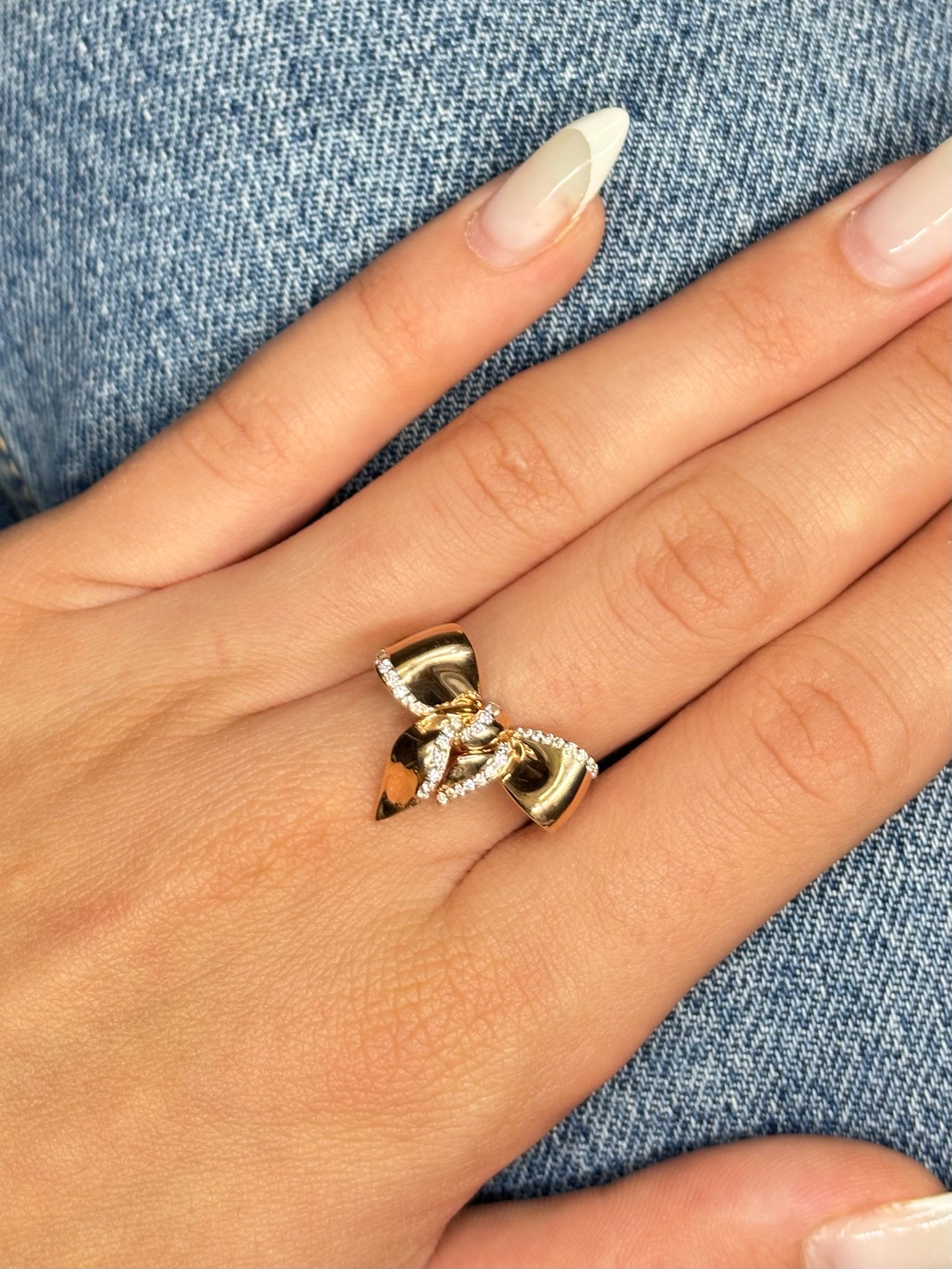 Élégante bague signée Damiani, réalisée en or rose 18 carats et sublimée par 0,35 carat de diamants étincelants. Ce bijou raffiné incarne le savoir-faire italien de la maison Damiani, alliant design contemporain et tradition joaillière. Parfaite pour une occasion spéciale ou pour sublimer le quotidien, cette bague en or rose séduit par son éclat délicat et sa touche de féminité intemporelle.