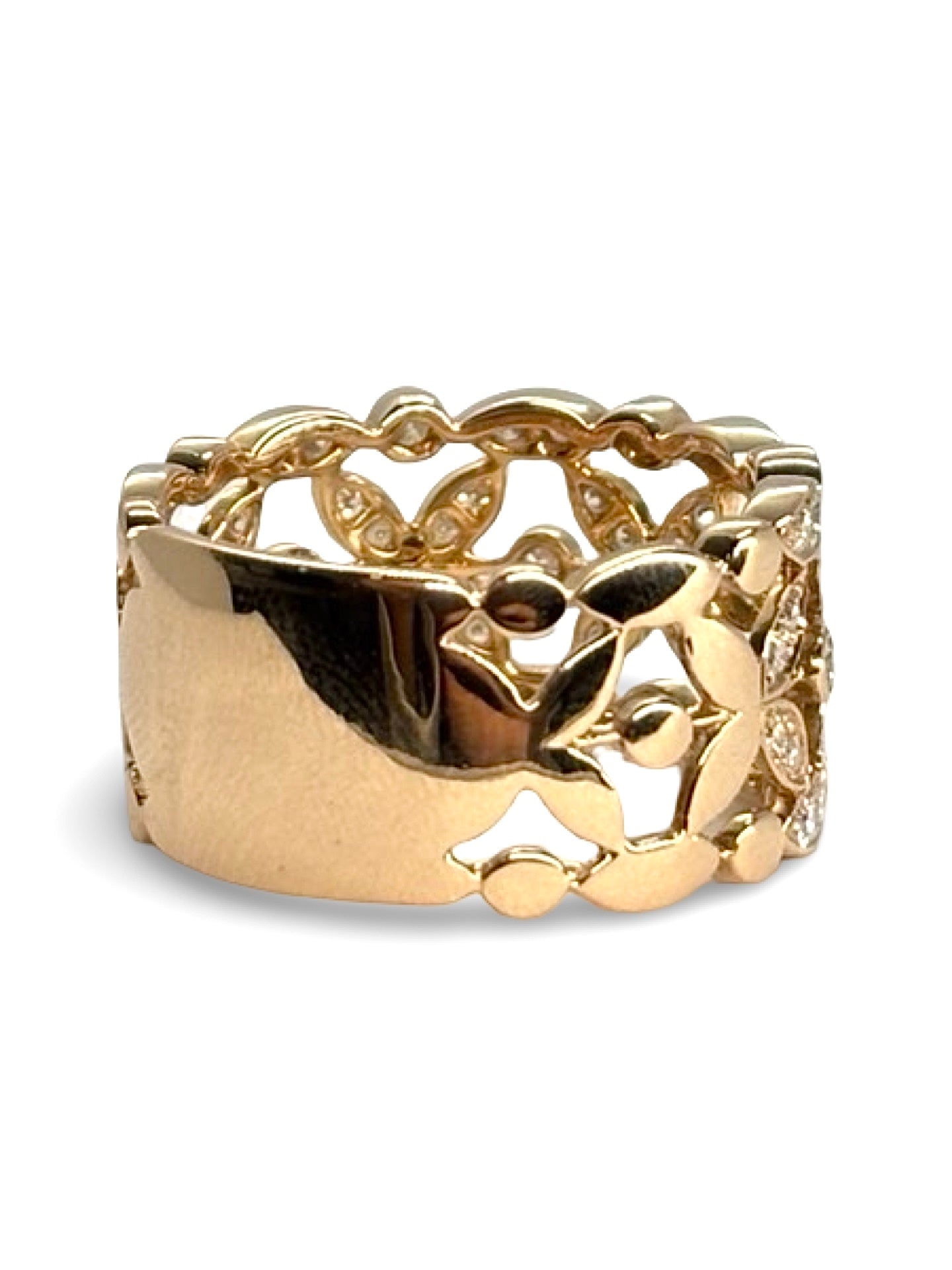 Bague en or rose signée Didier Guérin, modèle Diamants de Rosée, sublimée par 0,60 carat de diamants étincelants. Ce bijou d’exception séduit par son éclat délicat et son design poétique, reflet du savoir-faire joaillier français. Une création élégante qui illumine la main avec raffinement et féminité.