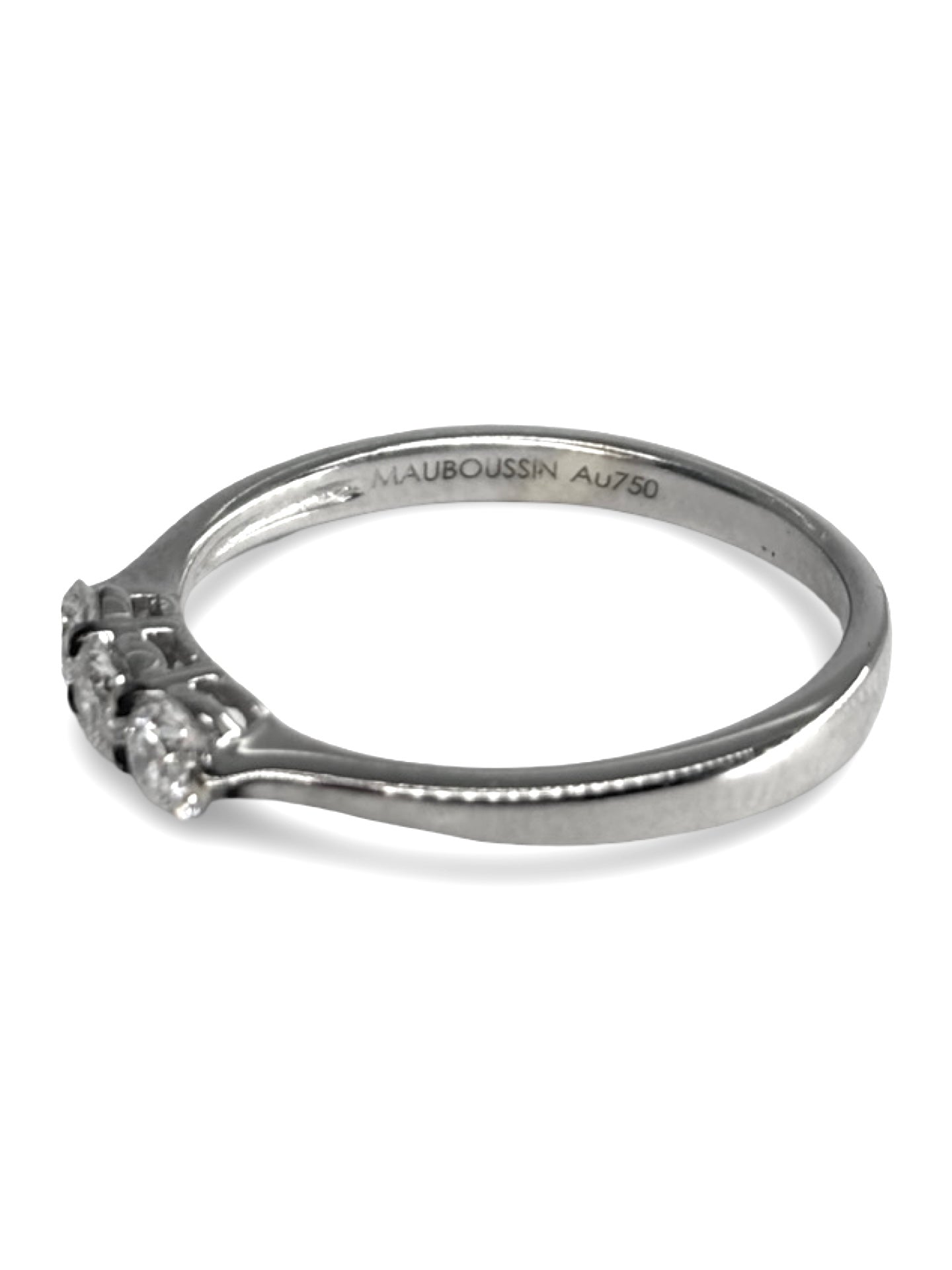 Alliance Du Nouveau Monde ring en or blanc 18 carats signée Mauboussin, sertie de diamants totalisant 0,36 carat. Son design raffiné et contemporain met en valeur l’éclat des pierres et la pureté de l’or blanc. Élégante et lumineuse, cette alliance symbolise l’amour et l’élégance intemporelle, parfaite pour un engagement ou un mariage.
