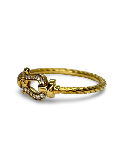 Bague Fred Force 10 en or jaune 18 carats sublimée par un sertissage de diamants éclatants. Inspirée de l’univers nautique emblématique de la collection Force 10, cette bague associe élégance contemporaine et savoir-faire joaillier. Un bijou raffiné et intemporel, apprécié pour son design distinctif et la brillance de ses diamants.