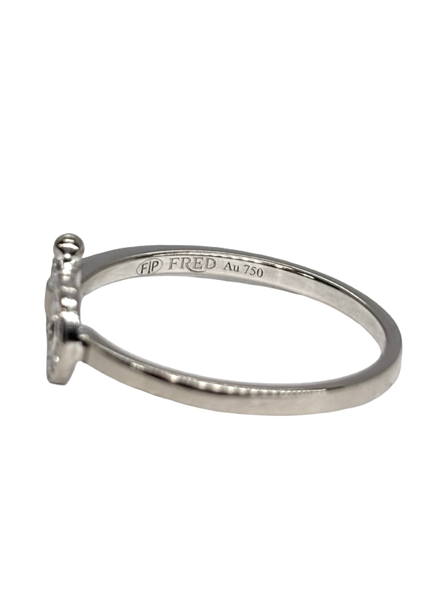 Bague Fred Force 10 en or blanc 18 carats au design iconique et contemporain. Ce bijou raffiné séduit par sa finition soignée et son allure moderne, idéale pour un style élégant au quotidien ou pour compléter une collection de bijoux de créateur. Élégante et intemporelle, elle apporte une touche précieuse et lumineuse à la main.