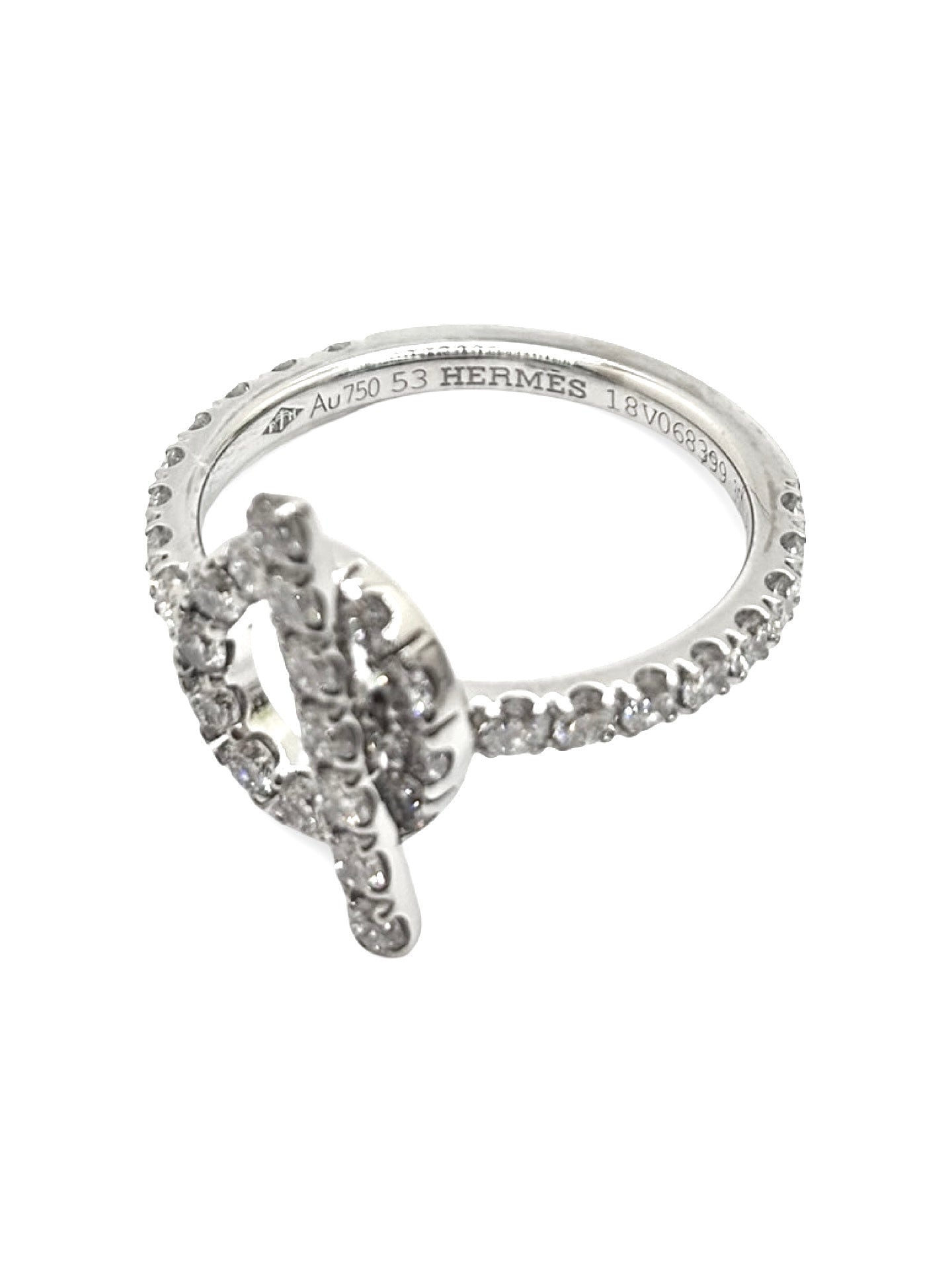 Bague Hermès Finesse en or blanc 18K sertie de diamants totalisant environ 1 carat. Cette création joaillière raffinée associe la modernité de l’or blanc 750 millièmes à l’éclat intemporel des diamants. Bijou de luxe élégant au design délicat et féminin, idéal pour une occasion spéciale, une collection de haute joaillerie ou un cadeau précieux. Finitions soignées et style sophistiqué emblématique du savoir-faire Hermès.
