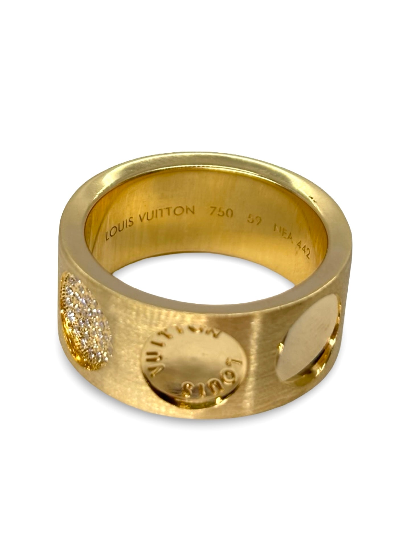 Élégante bague Louis Vuitton Empreinte en or jaune 18 carats, sublimée par de délicats diamants sertis. Ce bijou de luxe, symbole de raffinement et de savoir-faire joaillier, incarne l’excellence de la maison Louis Vuitton. Un choix idéal pour sublimer votre style ou célébrer un moment précieux.