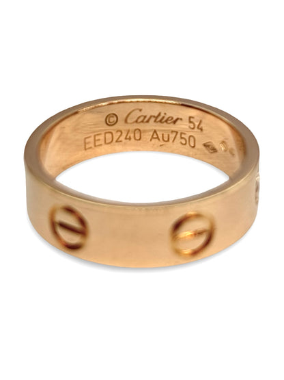Bague Love en or rose 18 carats, modèle moyen, au design iconique et intemporel. Cet anneau emblématique se distingue par ses motifs gravés évoquant l’attachement et l’élégance. Sa finition polie met en valeur la chaleur de l’or rose et assure un rendu raffiné. Bijou de caractère, idéal à porter seul ou en accumulation, parfait pour un usage quotidien ou comme symbole fort à offrir.