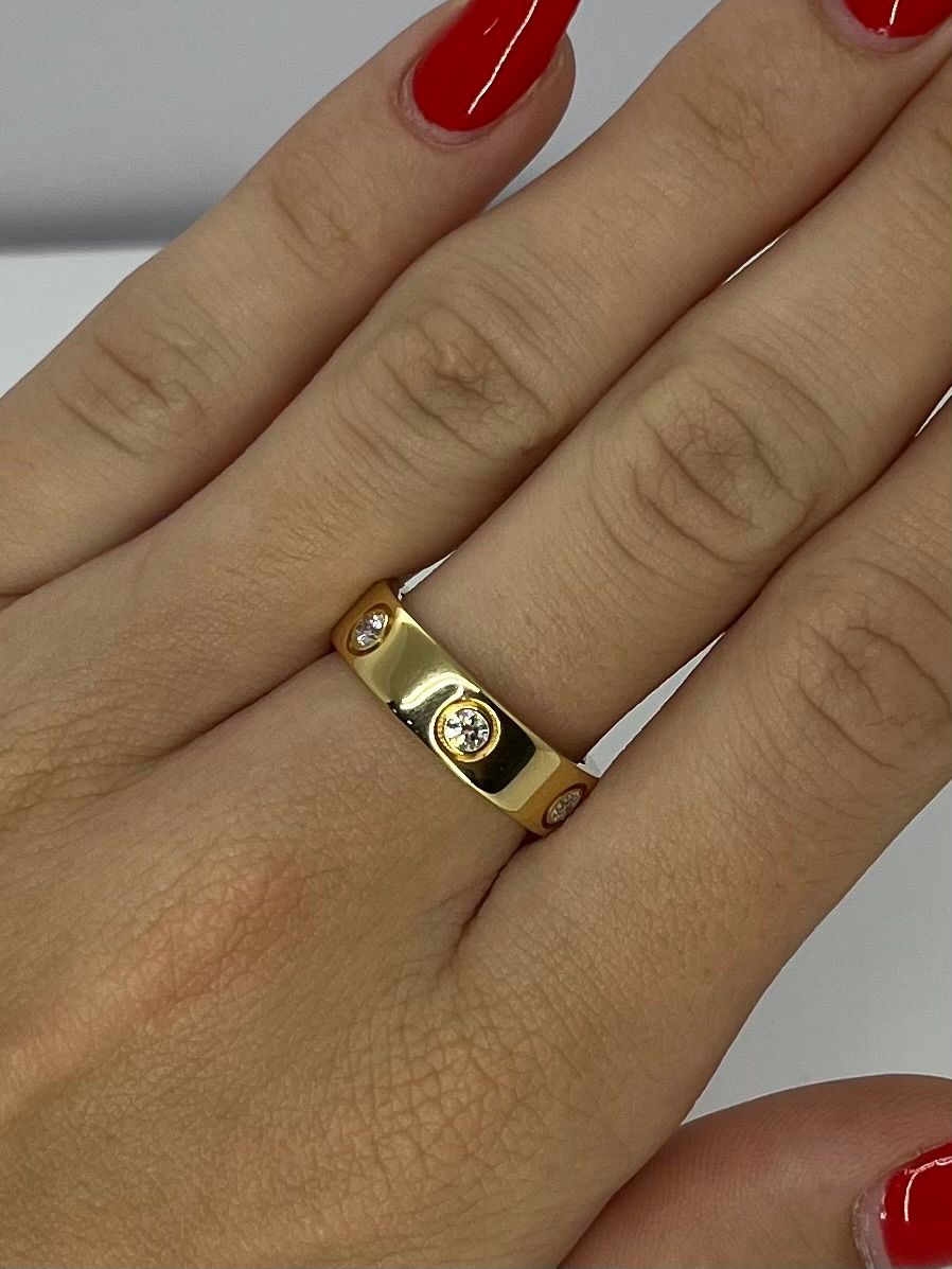 Découvrez la bague Cartier Love grand modèle ornée de 6 diamants, symbole d’amour éternel et d’élégance. Ce bijou iconique en or précieux incarne le raffinement de la Maison Cartier, idéal pour sublimer votre style avec une touche de luxe intemporel.