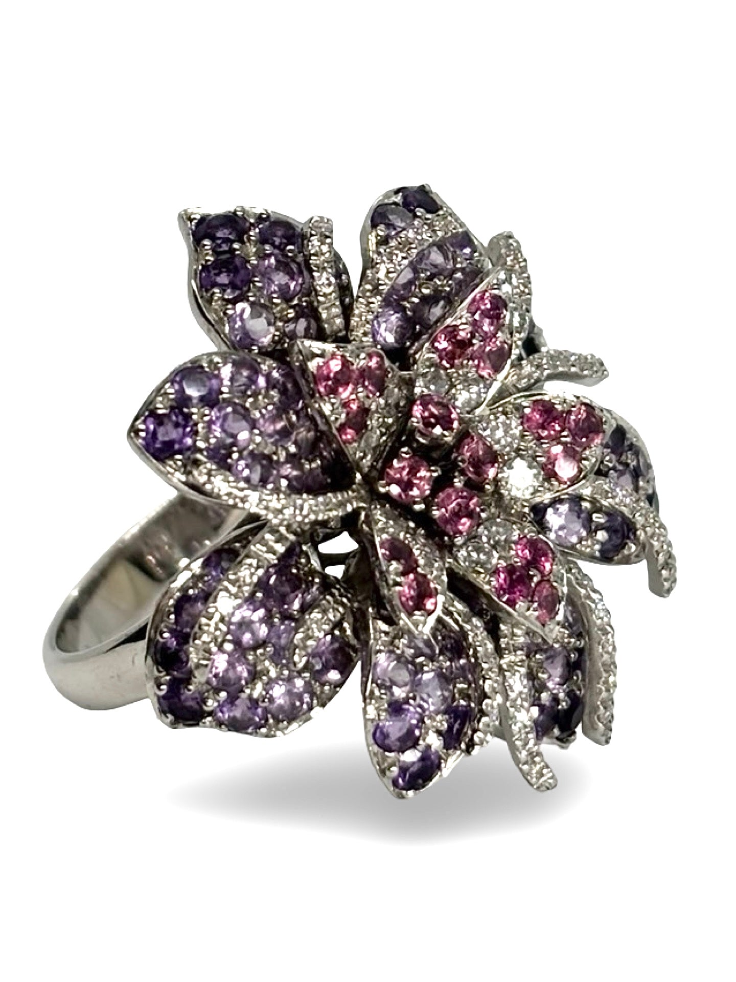 Sublimez votre style avec cette bague fleur MATY en or blanc, ornée de diamants, améthystes et tourmalines. Ce bijou raffiné allie l’éclat intemporel du diamant à la couleur vibrante des pierres précieuses. Idéale pour une touche d’élégance unique, cette création MATY incarne le luxe et la féminité dans un design floral délicat.