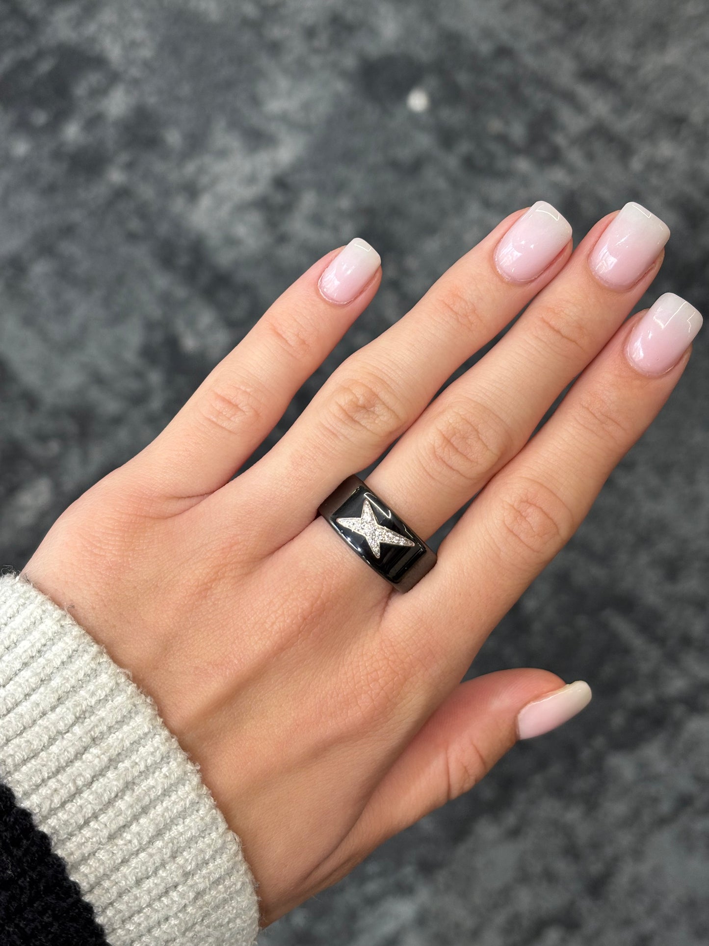 Découvrez la bague Mauboussin Étoile du Démon, un bijou d’exception au design raffiné. Symbole d’élégance et de caractère, cette création de haute joaillerie séduit par son éclat et son originalité. Parfaite pour sublimer chaque tenue, elle incarne le savoir-faire prestigieux de la maison Mauboussin.