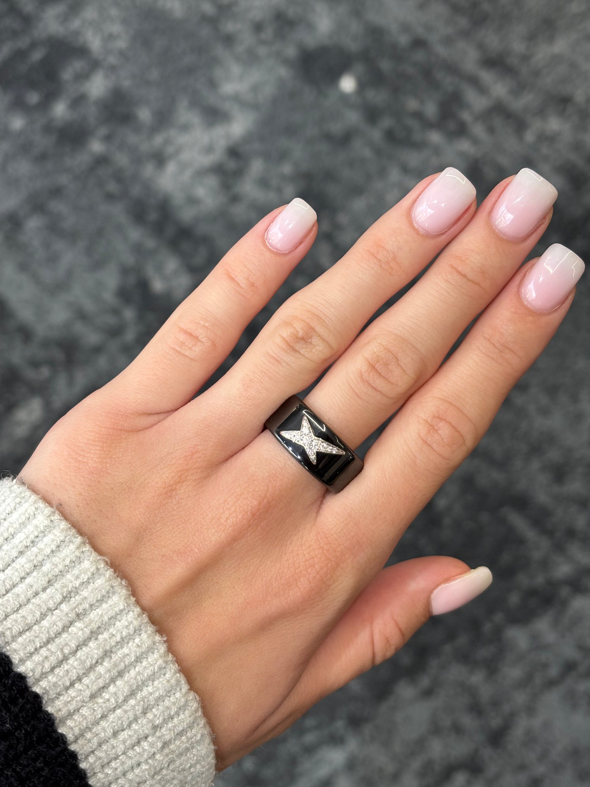 Découvrez la bague Mauboussin Étoile du Démon, un bijou d’exception au design raffiné. Symbole d’élégance et de caractère, cette création de haute joaillerie séduit par son éclat et son originalité. Parfaite pour sublimer chaque tenue, elle incarne le savoir-faire prestigieux de la maison Mauboussin.