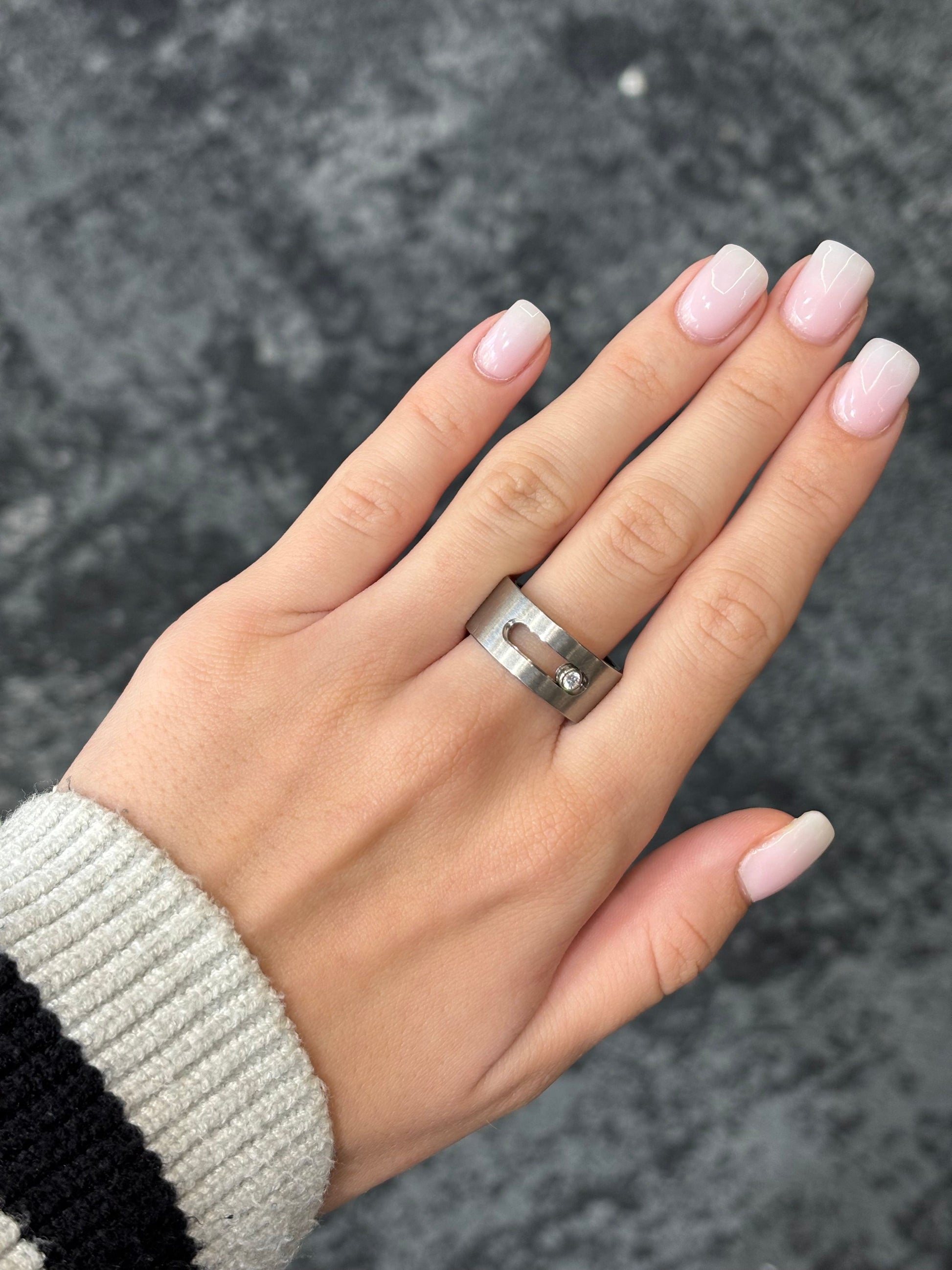 Sublimez votre style avec la bague Messika Move, une pièce joaillière emblématique au design moderne et raffiné. Cet anneau d’exception, issu de la célèbre collection Move de Messika, incarne l’élégance intemporelle. Ce bijou Messika Move, véritable création haut de gamme, séduit par son éclat et son raffinement.