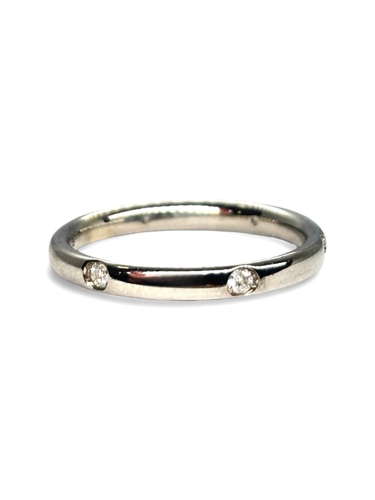 Alliance Pomellato Lucciole en or blanc 18 carats sertie de diamants pour un poids total de 0,13 carat. Cette bague élégante se distingue par son design épuré et contemporain, signature de la collection Lucciole. L’éclat subtil des diamants met en valeur la pureté de l’or blanc, créant un bijou raffiné et intemporel. Idéale pour célébrer un engagement, un anniversaire ou compléter une collection de joaillerie, cette alliance allie sophistication, confort et savoir-faire italien.
