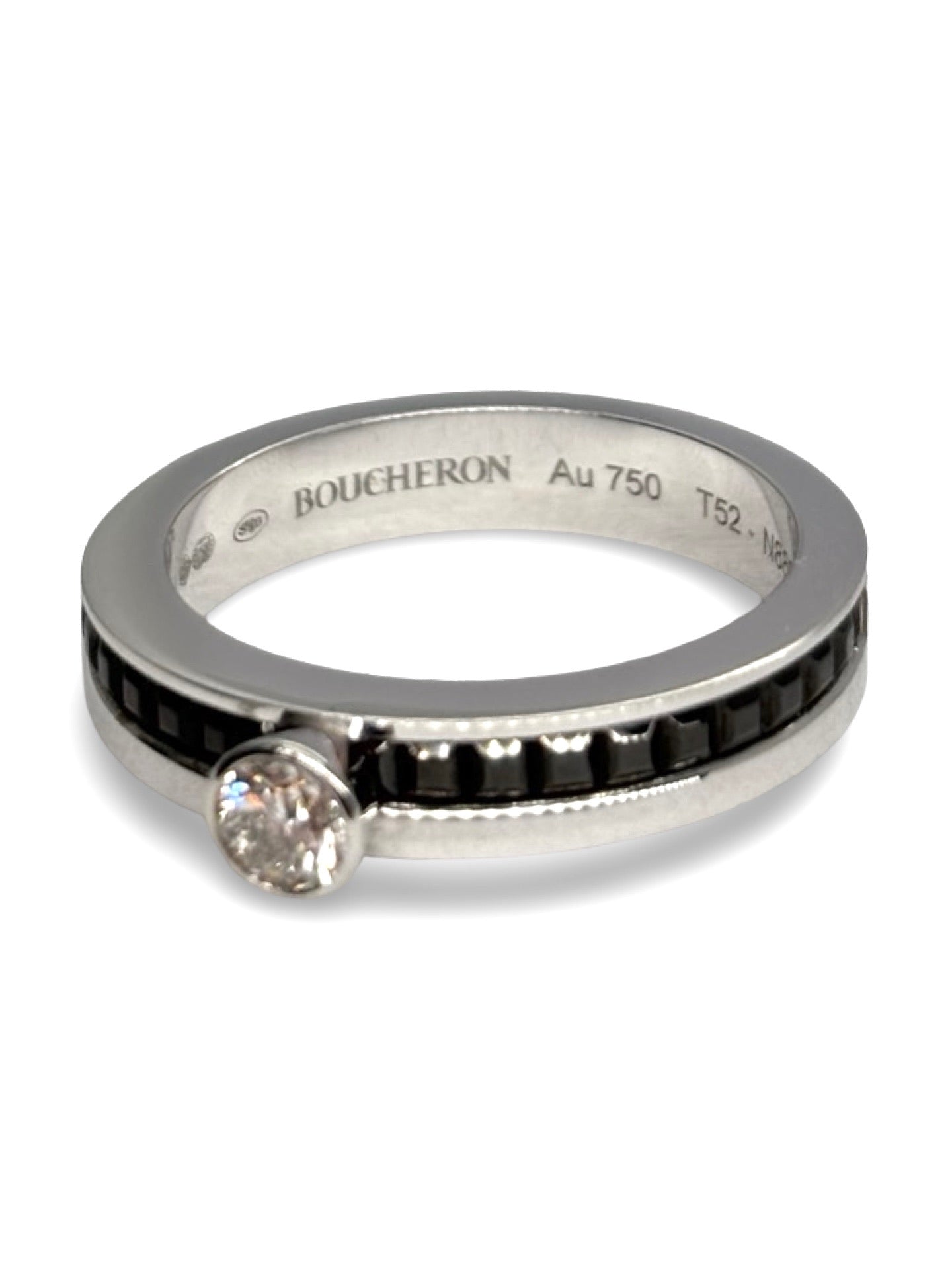 Solitaire Quatre de Boucheron en or blanc 18 carats, serti d’un diamant de 0,25 carat et d’une pierre d’onyx noir. Ce bijou emblématique allie modernité et élégance intemporelle, offrant un contraste saisissant entre l’éclat du diamant et la profondeur intense de l’onyx. Raffiné et unique, ce solitaire sublime le doigt avec sophistication, incarnant le savoir-faire joaillier de Boucheron et un style précieux, contemporain et luxueux.