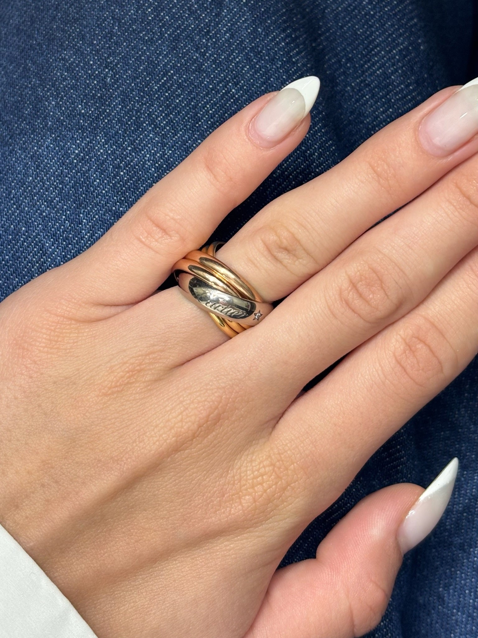 Icône de l'élégance intemporelle, la bague Trinity Cartier 6 anneaux se distingue par l’harmonie de ses trois ors : jaune, blanc et rose. Ce modèle unique revisite le classique avec six anneaux entrelacés, symbole d’unité et d’amour éternel. Conçue par Cartier, maison de haute joaillerie, cette création raffinée séduit par son design emblématique et son éclat inimitable.