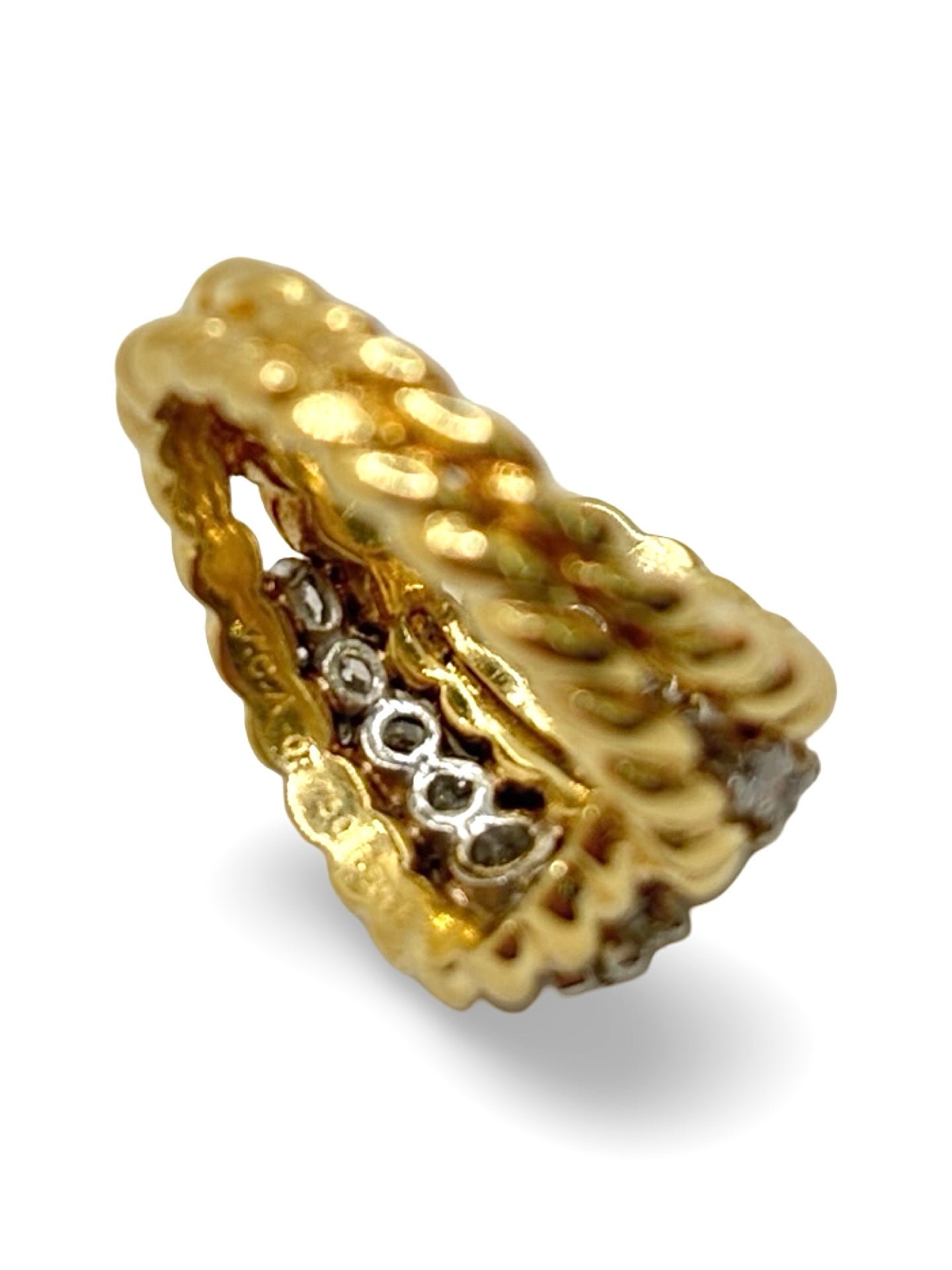 Bague signée Van Cleef & Arpels en or jaune 18K sertie de diamants totalisant environ 1 carat. Cette création joaillière élégante associe l’éclat chaleureux de l’or jaune à la brillance intemporelle des diamants. Bijou de luxe raffiné, idéal pour une occasion spéciale, une collection de haute joaillerie ou un cadeau précieux. Design intemporel et finitions soignées caractéristiques du savoir-faire de la maison Van Cleef & Arpels.
