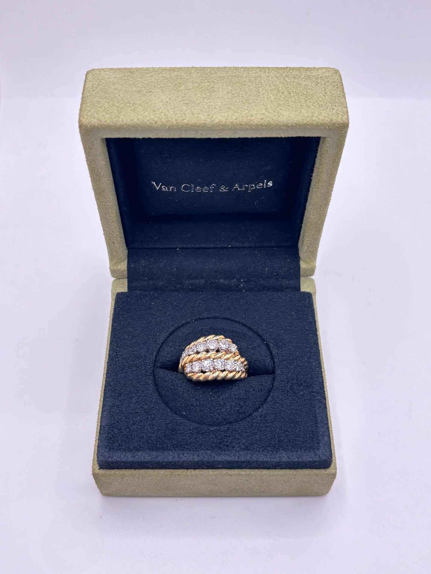 Bague signée Van Cleef & Arpels en or jaune 18K sertie de diamants totalisant environ 1 carat. Cette création joaillière élégante associe l’éclat chaleureux de l’or jaune à la brillance intemporelle des diamants. Bijou de luxe raffiné, idéal pour une occasion spéciale, une collection de haute joaillerie ou un cadeau précieux. Design intemporel et finitions soignées caractéristiques du savoir-faire de la maison Van Cleef & Arpels.