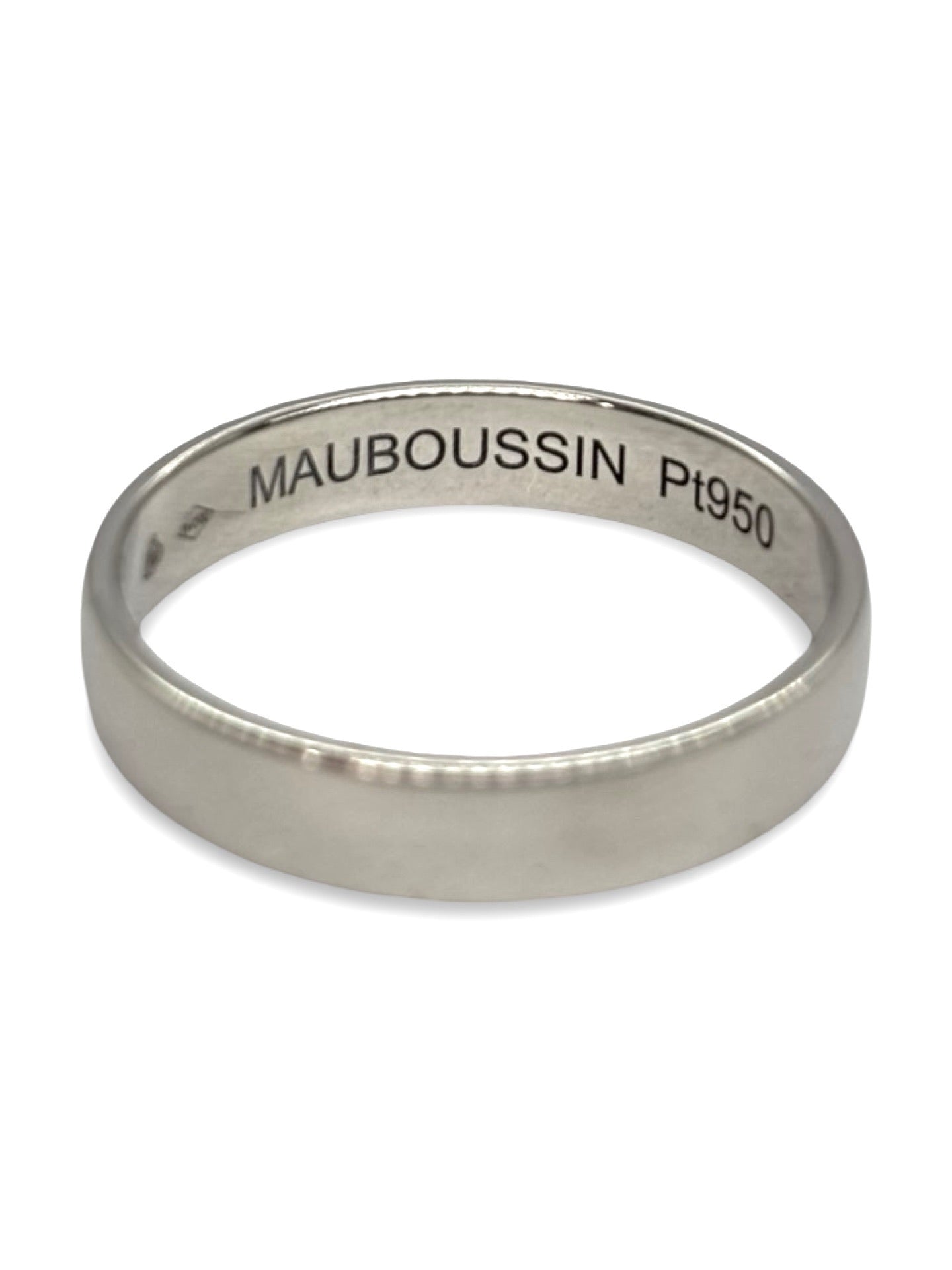 Alliance Mauboussin en platine 950, symbole d’amour éternel et d’élégance intemporelle. Anneau au design sobre et raffiné, apprécié pour sa pureté et sa résistance. Bijou de mariage idéal pour homme ou femme, offrant un confort quotidien et une finition précieuse. Le platine souligne un style moderne, durable et prestigieux.