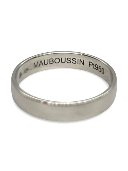 Alliance Mauboussin en platine 950, symbole d’amour éternel et d’élégance intemporelle. Anneau au design sobre et raffiné, apprécié pour sa pureté et sa résistance. Bijou de mariage idéal pour homme ou femme, offrant un confort quotidien et une finition précieuse. Le platine souligne un style moderne, durable et prestigieux.
