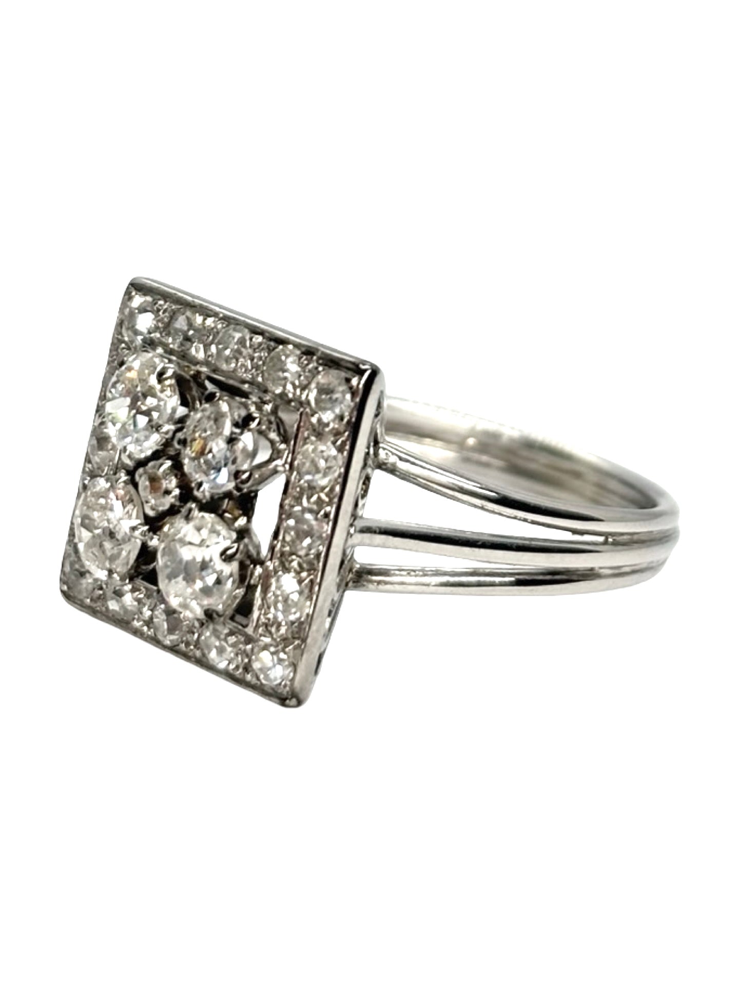 Bague ancienne en or blanc 18 carats sertie de diamants pour un poids total d’environ 1 carat. Ce bijou raffiné au charme vintage séduit par son éclat intemporel et son élégance délicate. Idéale pour une bague de fiançailles ancienne ou un bijou de collection, elle allie authenticité, prestige et sophistication dans un style classique et lumineux.