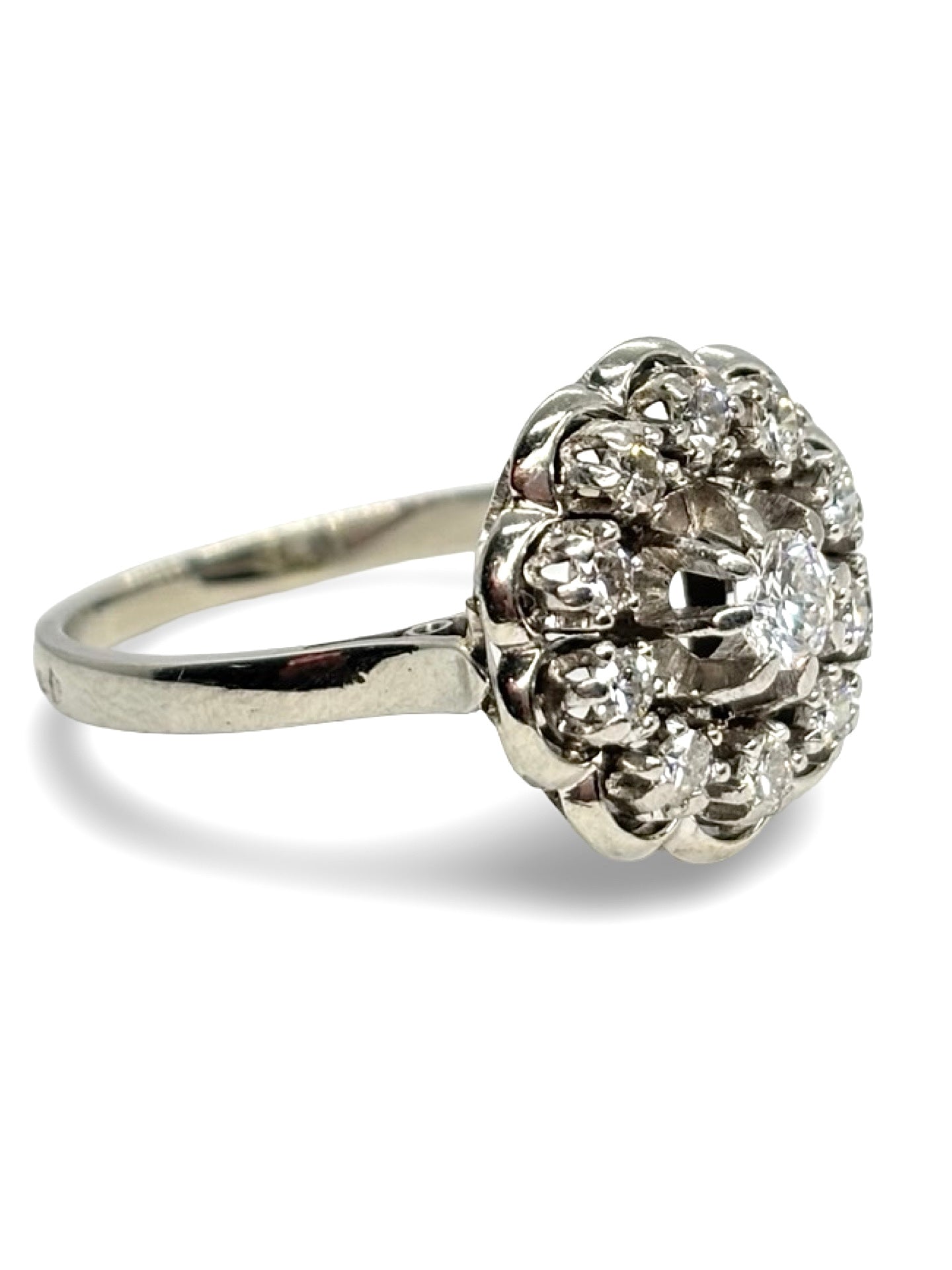 Élégante bague ancienne en or blanc et platine sertie de diamants totalisant 0,85 carat. Son design raffiné évoque le charme intemporel des bijoux d’époque. Alliance parfaite entre brillance et authenticité, cette création met en valeur l’éclat naturel des diamants pour un style vintage et sophistiqué.